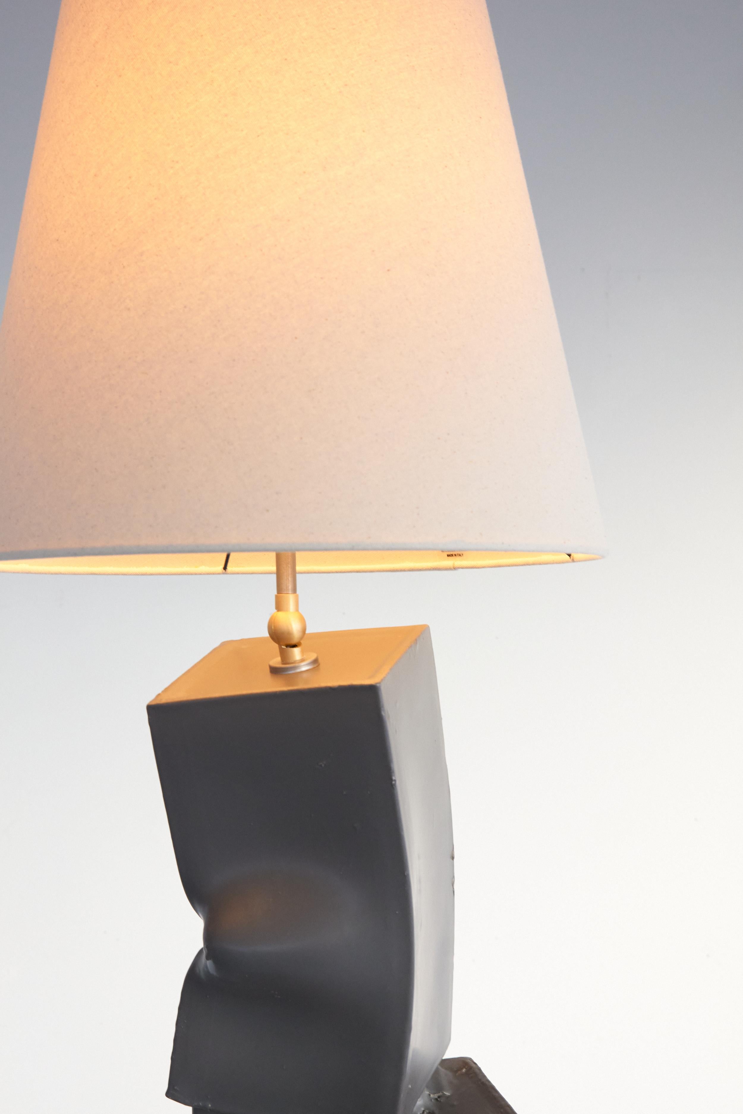 Grande lampada da terra/da tavolo in ceramica bianca, paralume in tela naturale. Prodotto in Italia in vendita 1