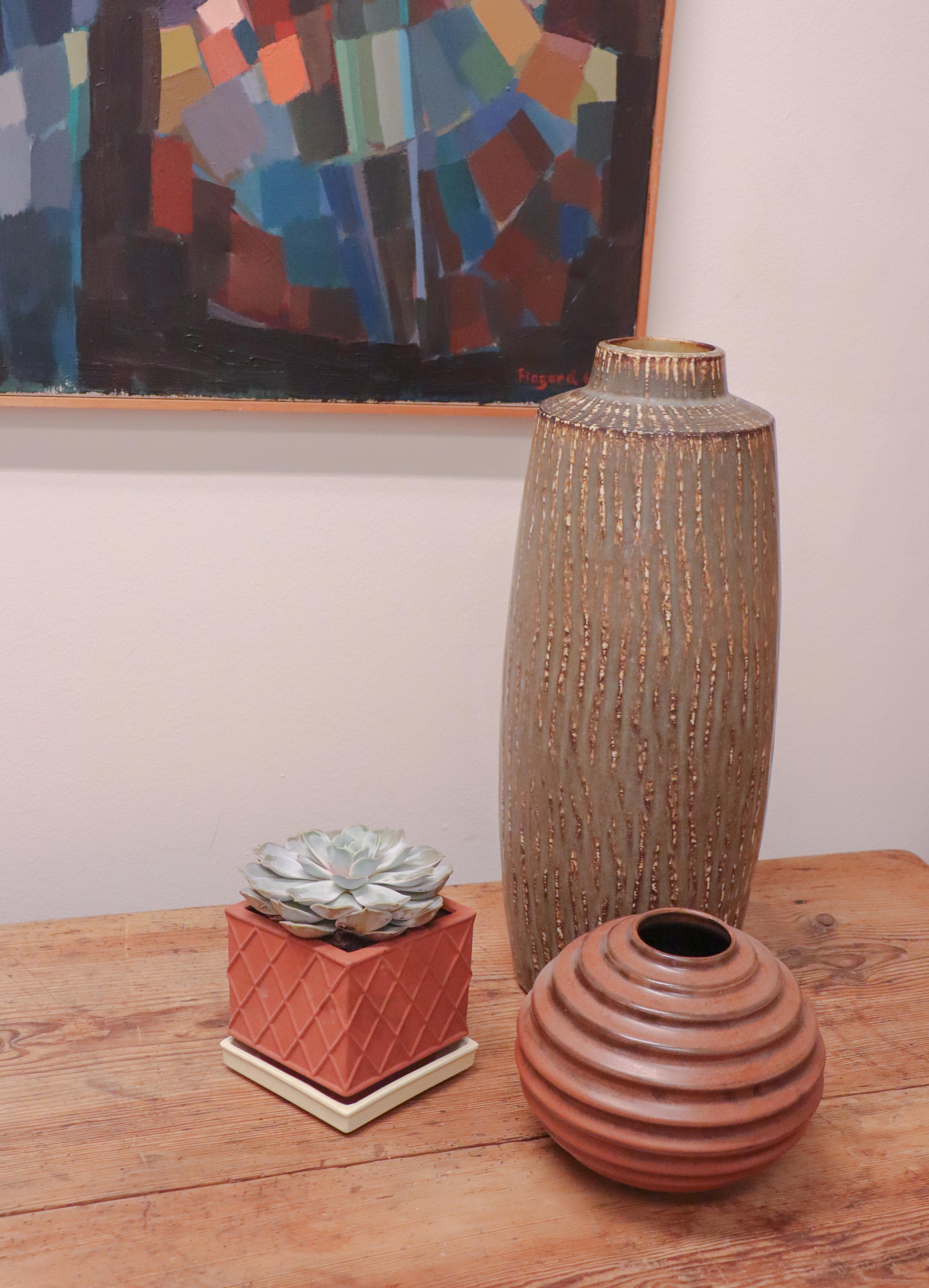 Grand vase en céramique - Rubus Brown - Gunnar Nylund Rörstrand - 20e siècle Excellent état - En vente à Stockholm, SE