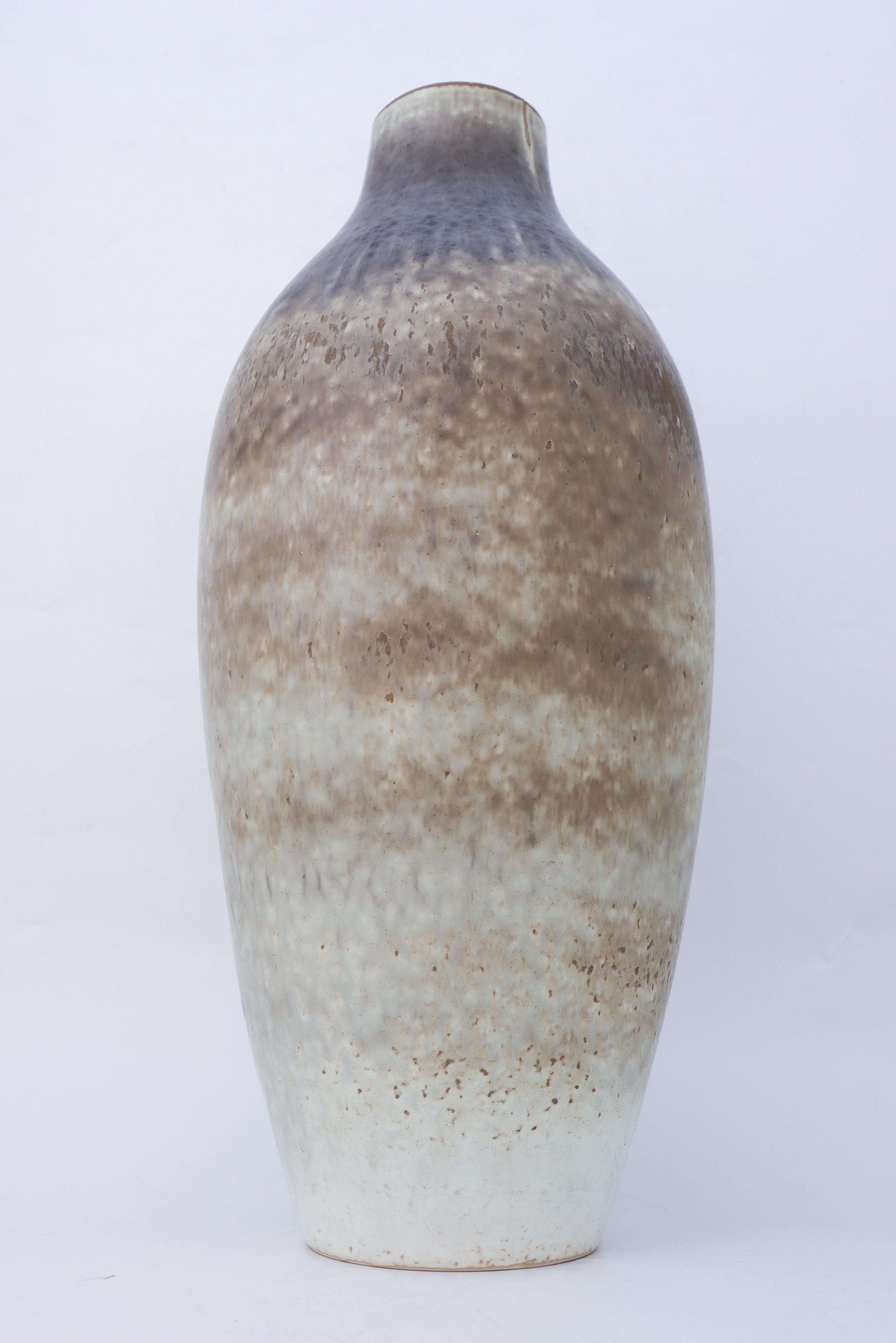 Grand vase en céramique de Carl-Harry Stålhane avec une belle glaçure grise mouchetée. Il a été fabriqué dans les années 1950. Le vase est marqué comme étant de 2ème qualité en raison de la marque dans la glaçure, voir la photo détaillée. A part