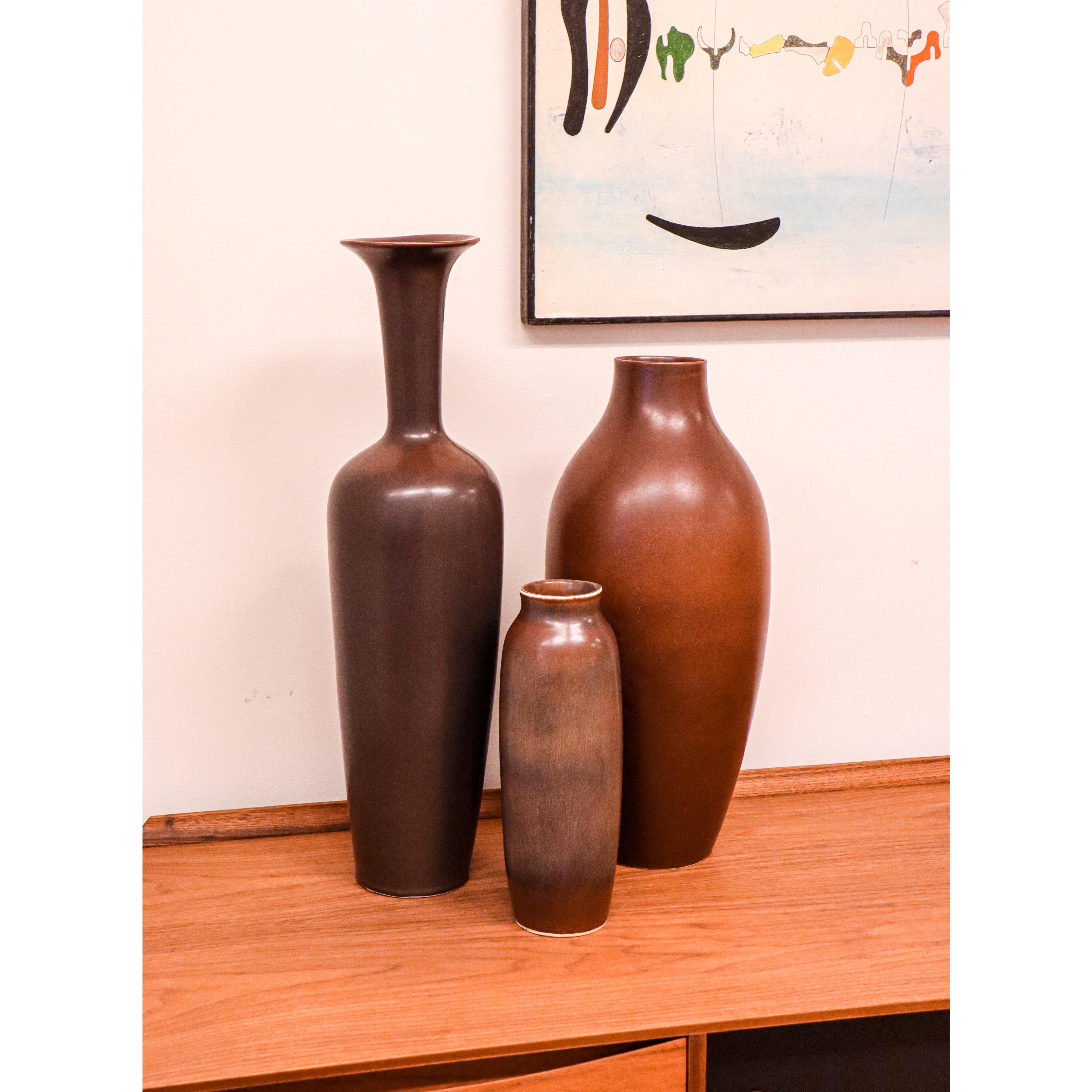 Un grand vase de sol en céramique brun foncé, conçu par Gunnar Nylund chez Rörstrand, d'une hauteur de 62,5 cm. Il est en excellent état et marqué comme étant de 1ère qualité.

Gunnar Nylund est né à Paris en 1904 de parents sculpteurs et designers.