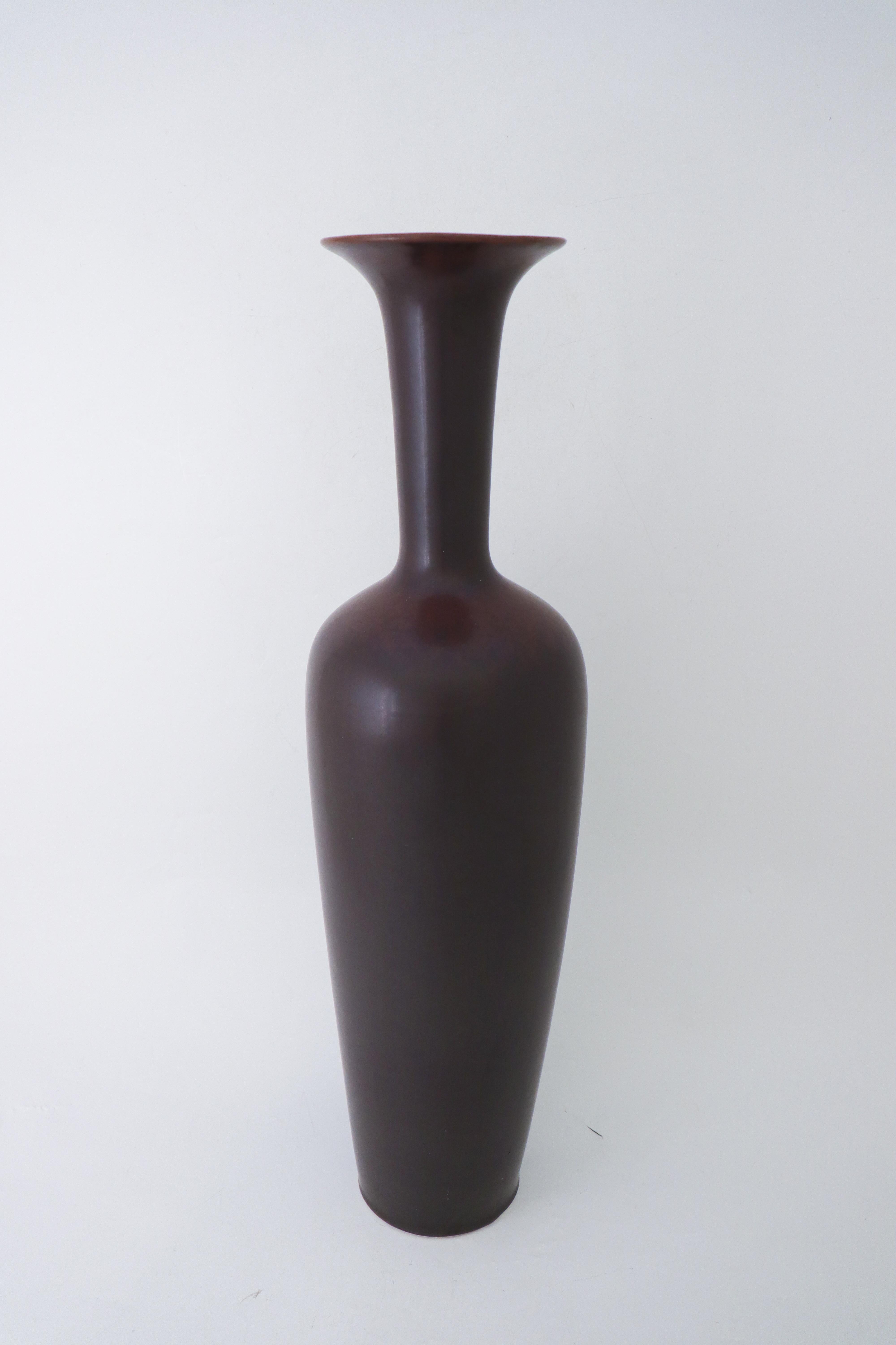 Scandinave moderne Grand vase de sol en céramique - Brown foncé - Gunnar Nylund - Rörstrand - 20e siècle en vente