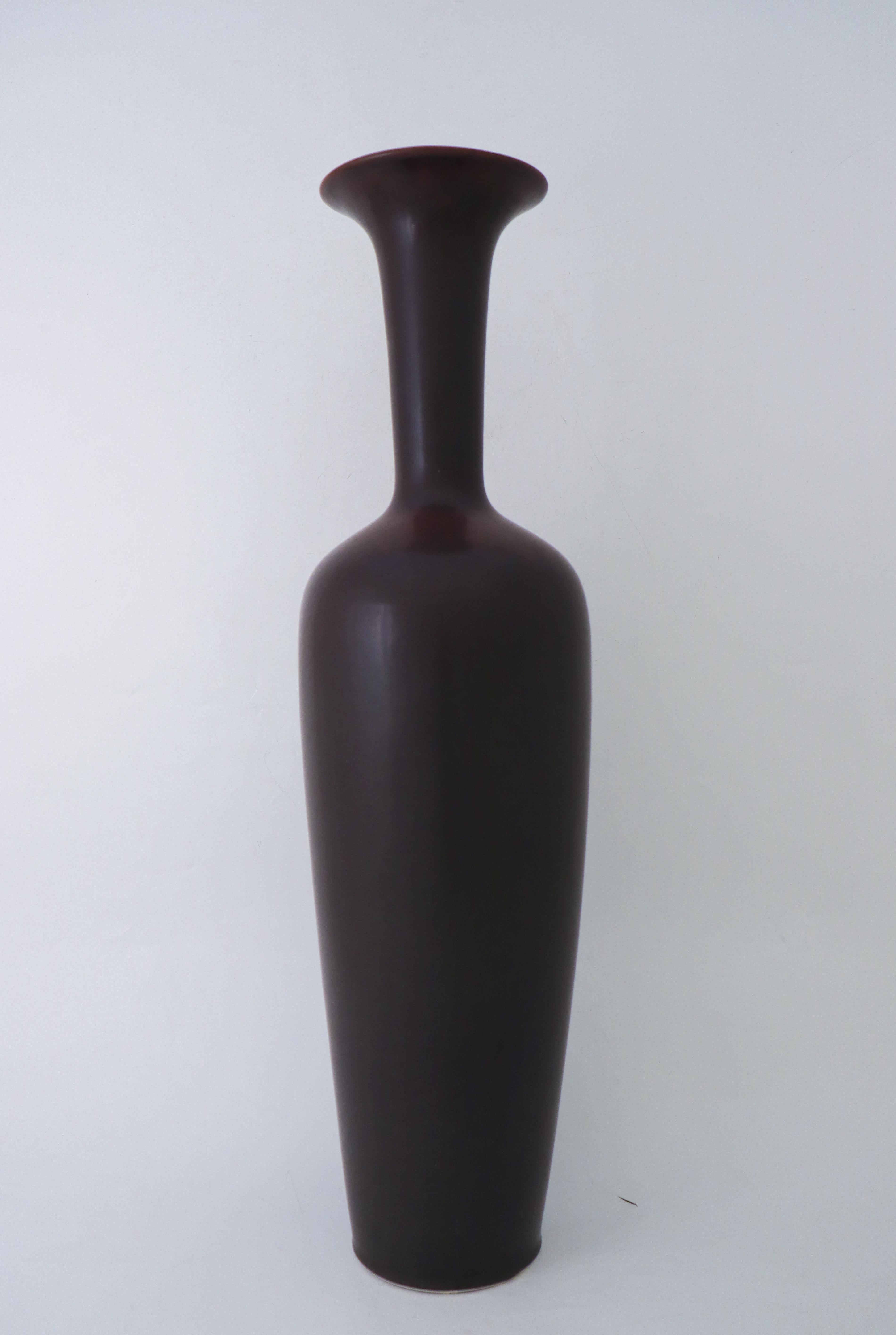 Vernissé Grand vase de sol en céramique - Brown foncé - Gunnar Nylund - Rörstrand - 20e siècle en vente
