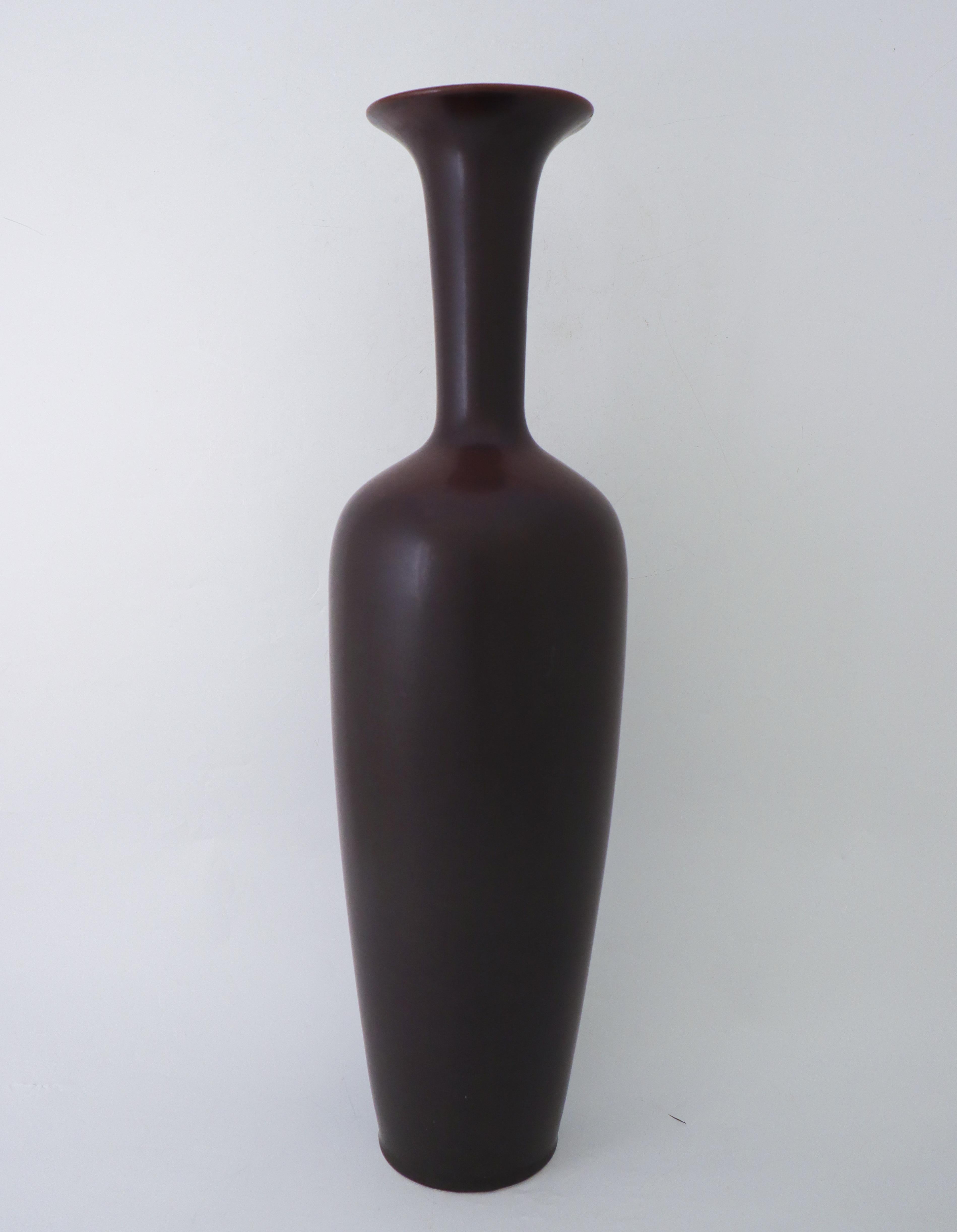 Large Ceramic Floor Vase - Dark Brown - Gunnar Nylund - Rörstrand - 20th Century In Excellent Condition For Sale In Stockholm, SE