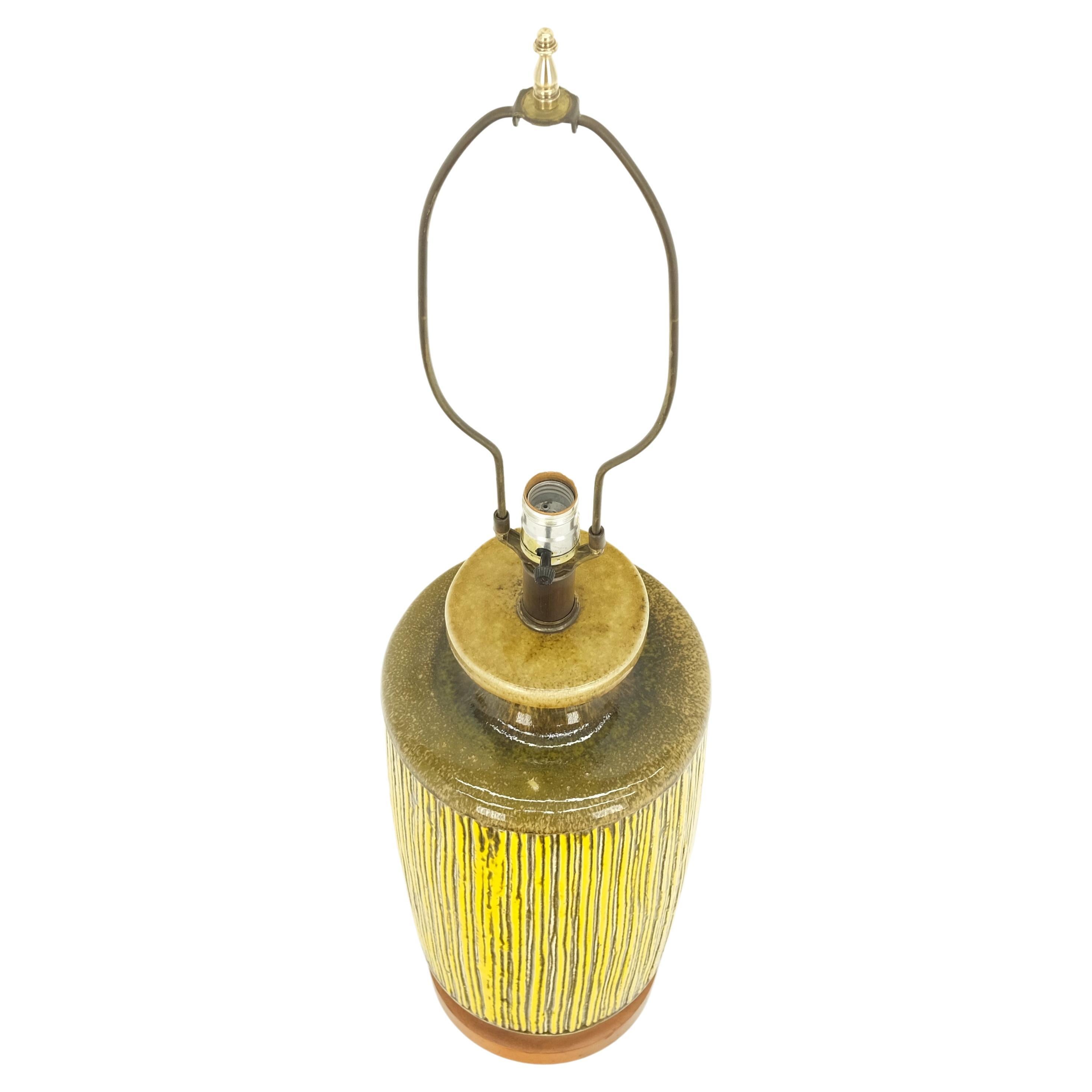 Grande lampe en céramique émaillée jaune et olive à motif bambou et roseau menthe !