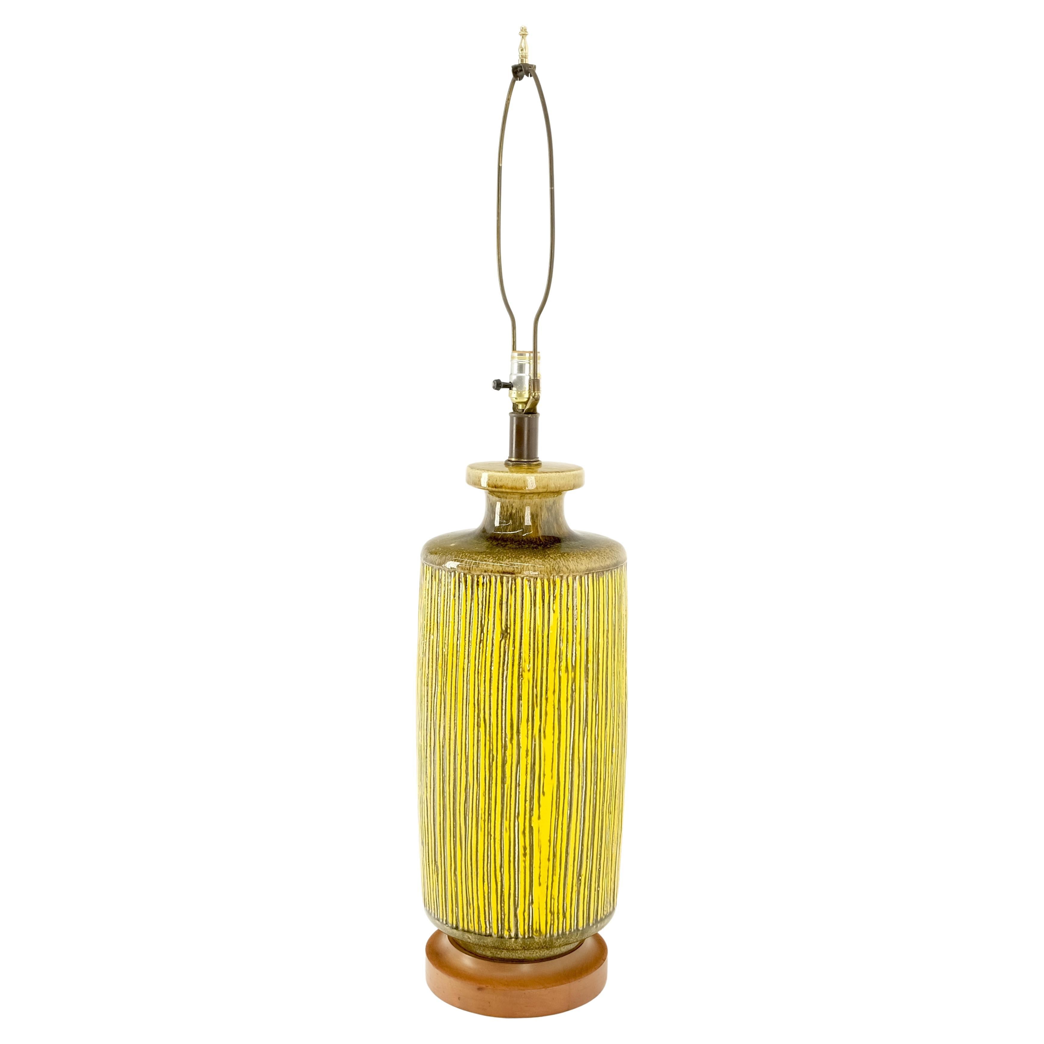 Américain Grande lampe en céramique émaillée jaune et roseau d'olivier à motif de bambou menthe ! en vente