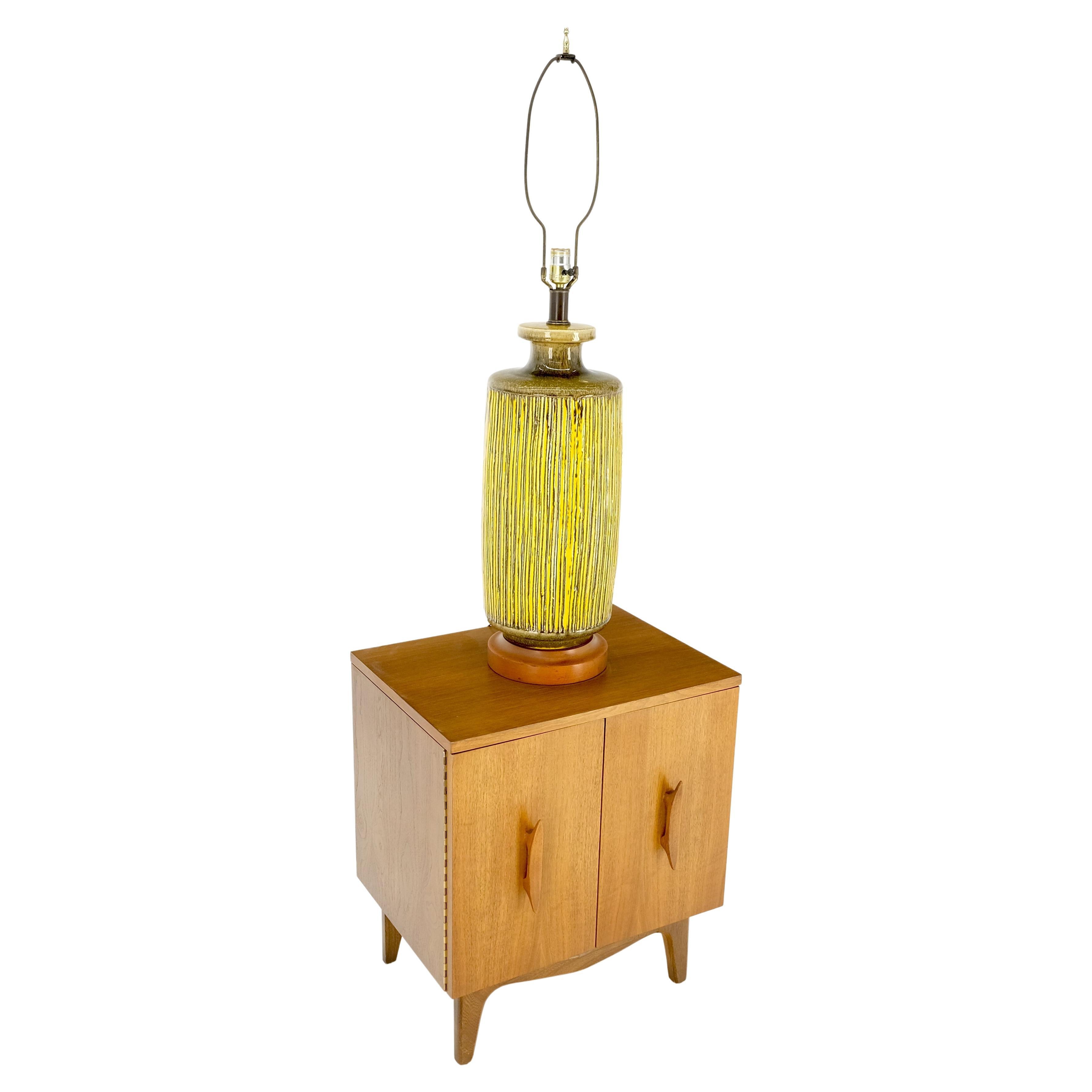 20ième siècle Grande lampe en céramique émaillée jaune et roseau d'olivier à motif de bambou menthe ! en vente