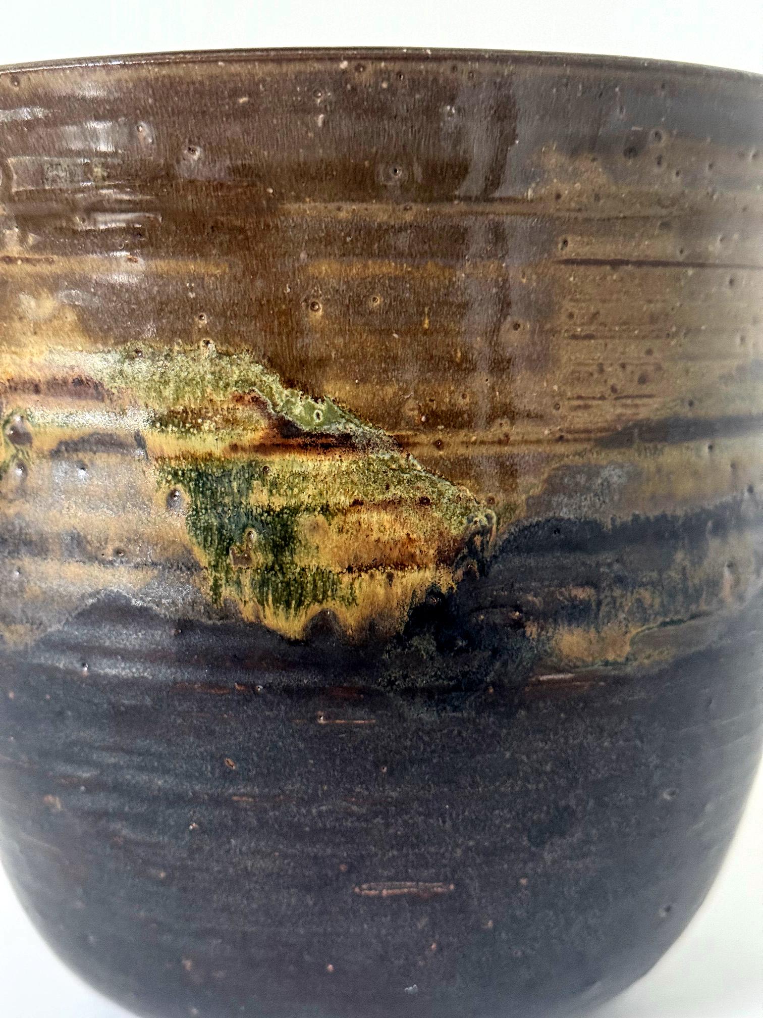 Large Ceramic Glazed Vase in Cachepot Form by Toshiko Takaezu en venta 3