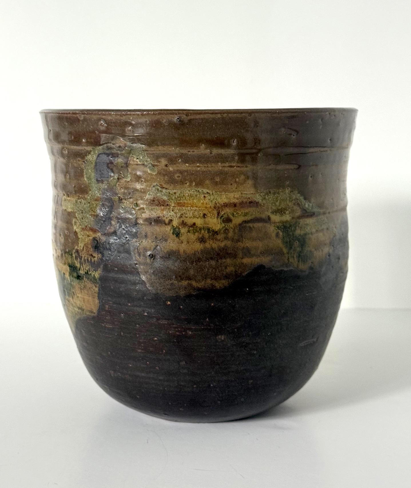 Large Ceramic Glazed Vase in Cachepot Form by Toshiko Takaezu Moderno en venta