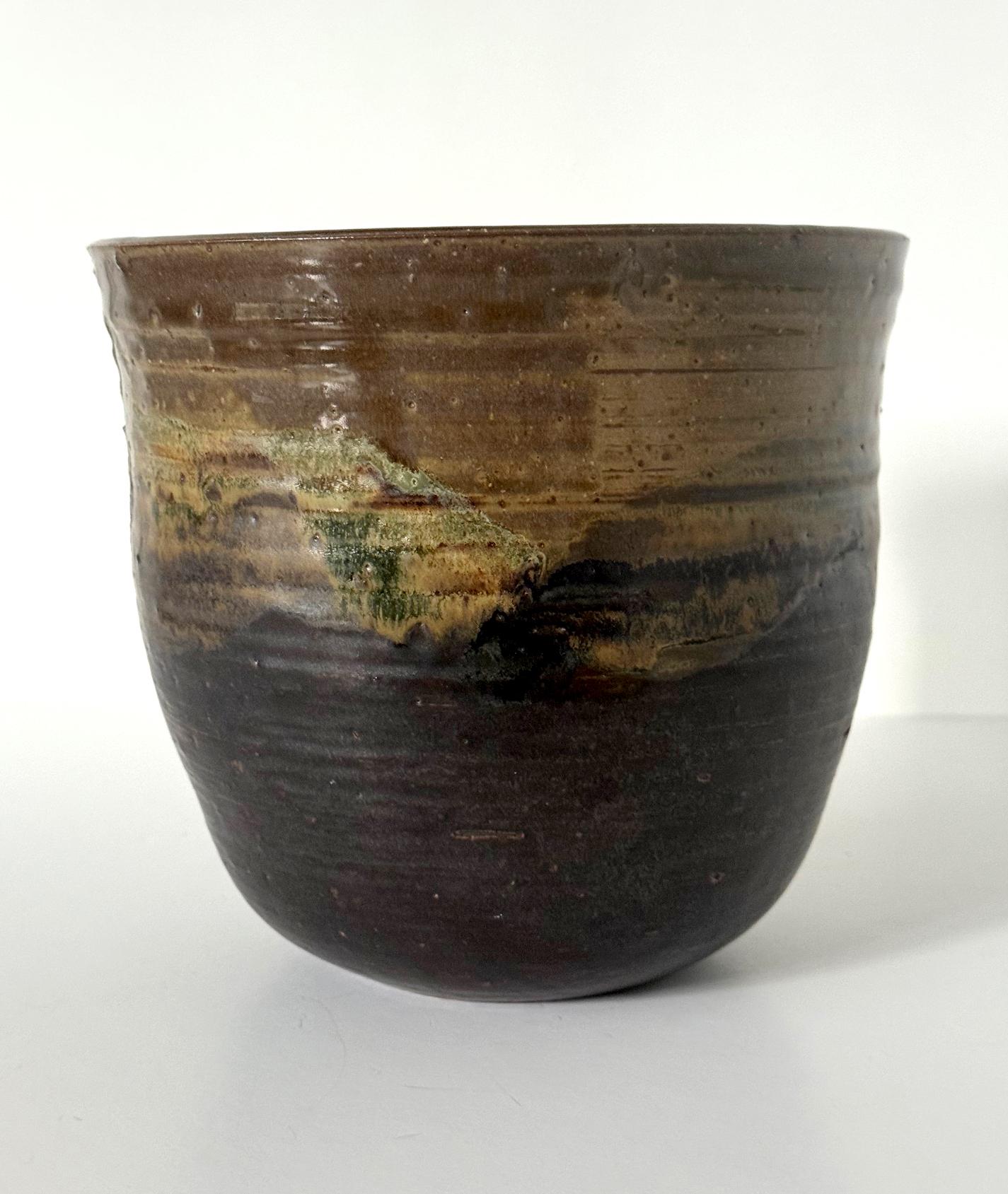 Large Ceramic Glazed Vase in Cachepot Form by Toshiko Takaezu Estadounidense en venta