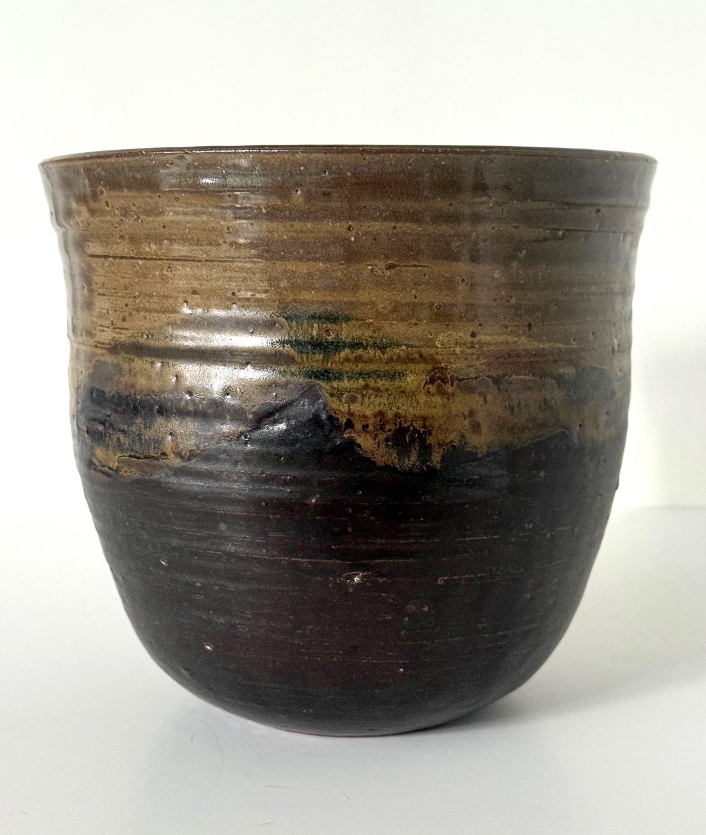 Large Ceramic Glazed Vase in Cachepot Form by Toshiko Takaezu en Bueno estado para la venta en Atlanta, GA