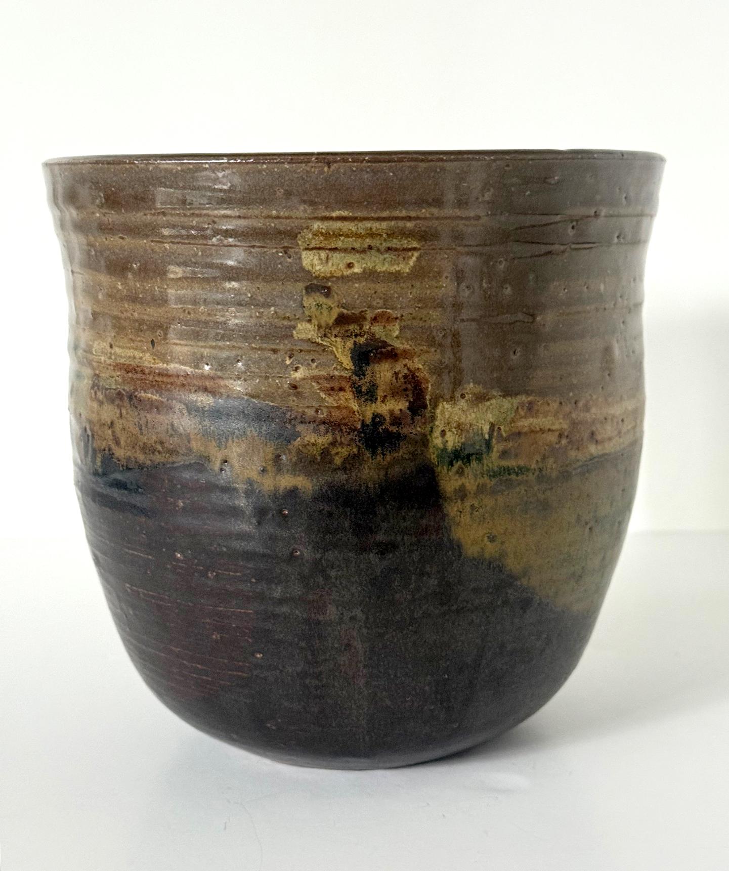 Large Ceramic Glazed Vase in Cachepot Form by Toshiko Takaezu finales del siglo XX en venta