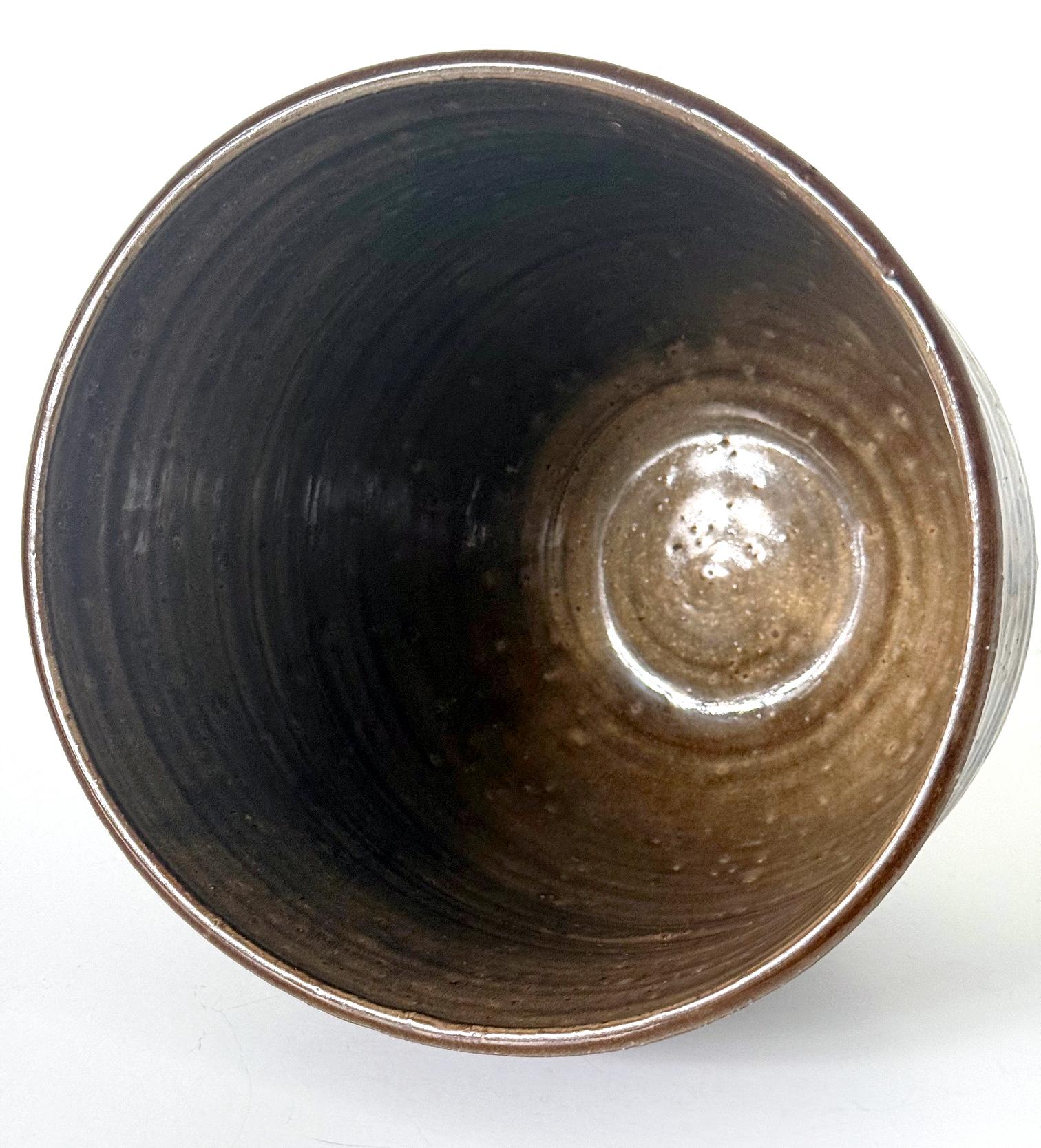 Large Ceramic Glazed Vase in Cachepot Form by Toshiko Takaezu Cerámico en venta