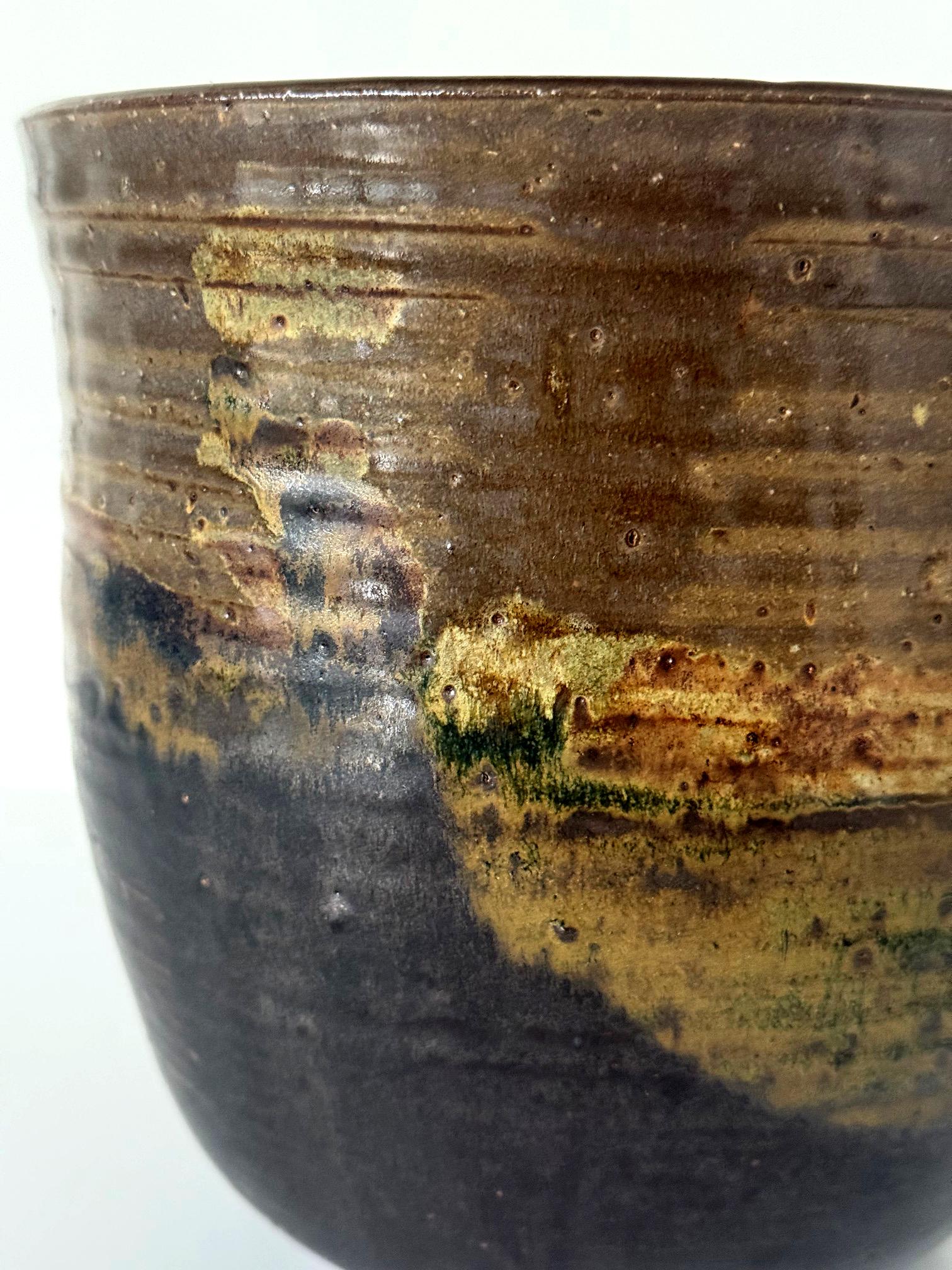 Large Ceramic Glazed Vase in Cachepot Form by Toshiko Takaezu en venta 2