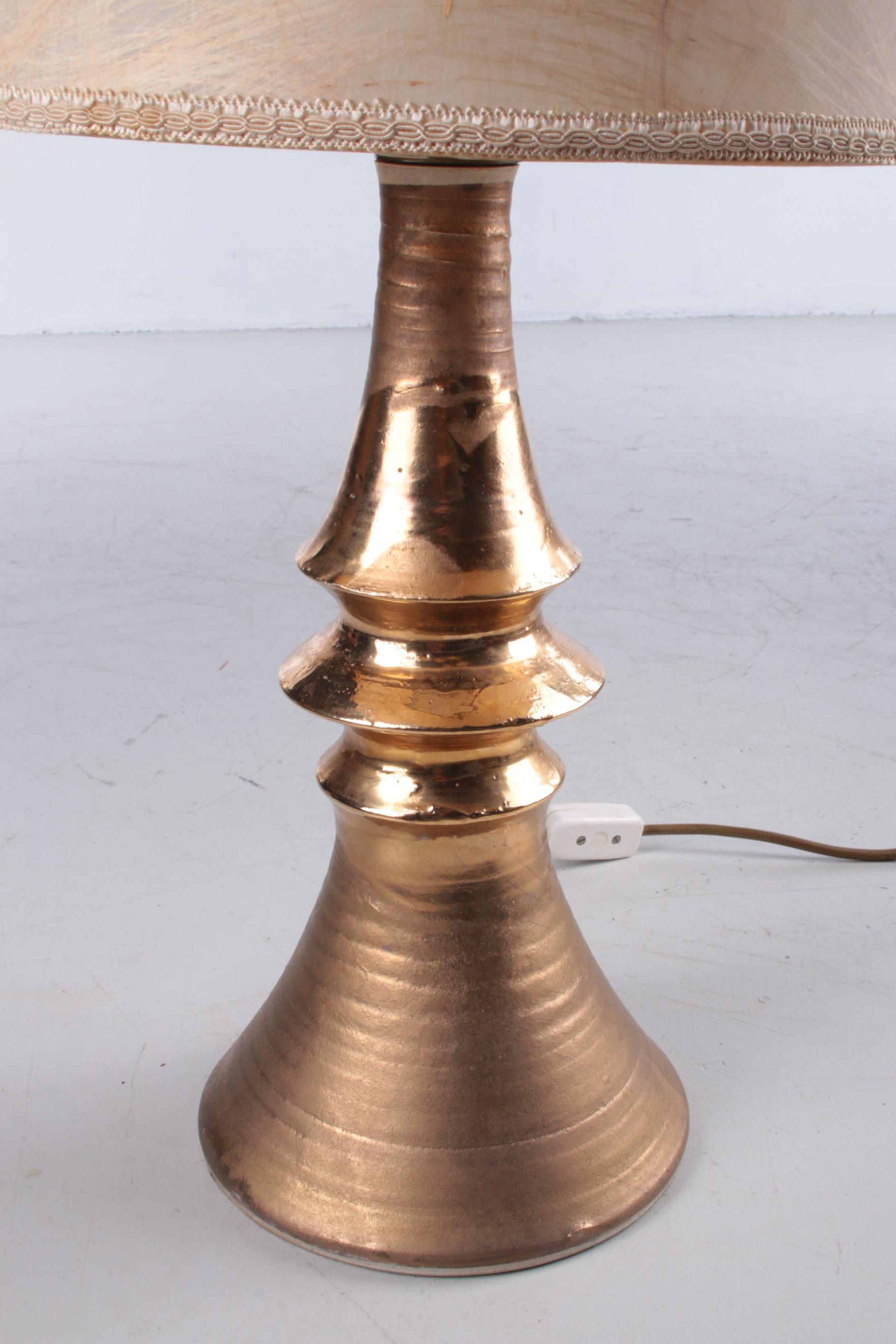 Mid-Century Modern Grande lampe de table en céramique dorée tournée à la main avec abat-jour d'origine des années 1970 en vente