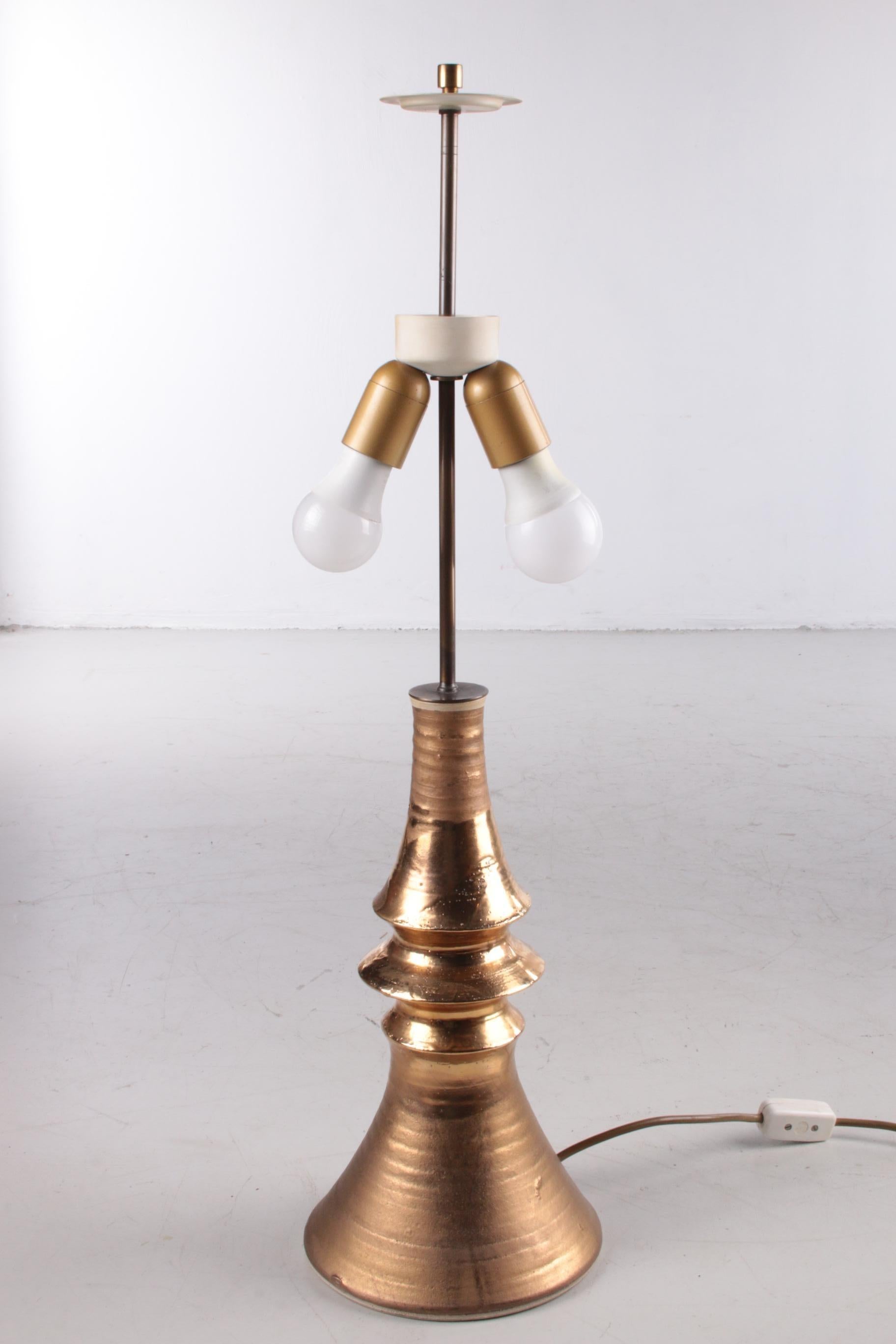 Allemand Grande lampe de table en céramique dorée tournée à la main avec abat-jour d'origine des années 1970 en vente