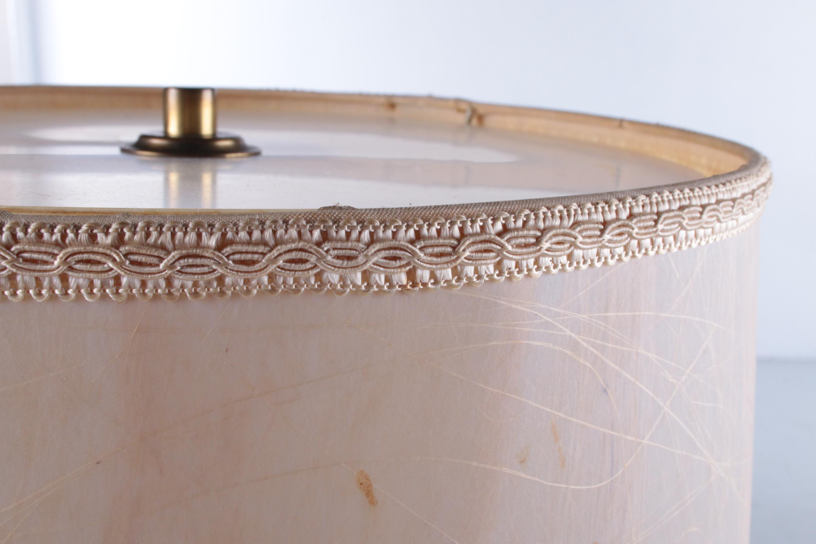 Milieu du XXe siècle Grande lampe de table en céramique dorée tournée à la main avec abat-jour d'origine des années 1970 en vente