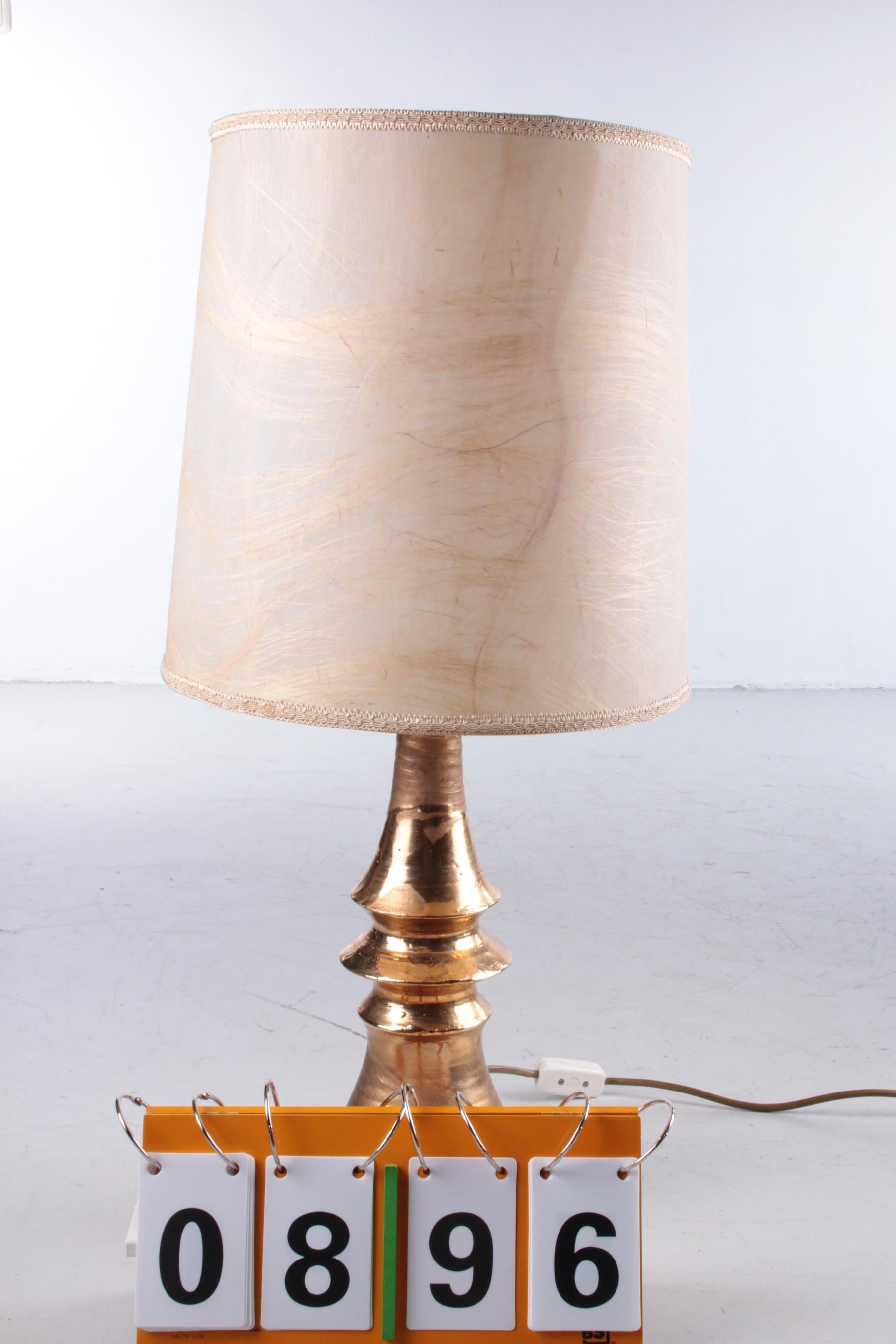 Grande lampe de table en céramique dorée tournée à la main avec abat-jour d'origine des années 1970 en vente 2