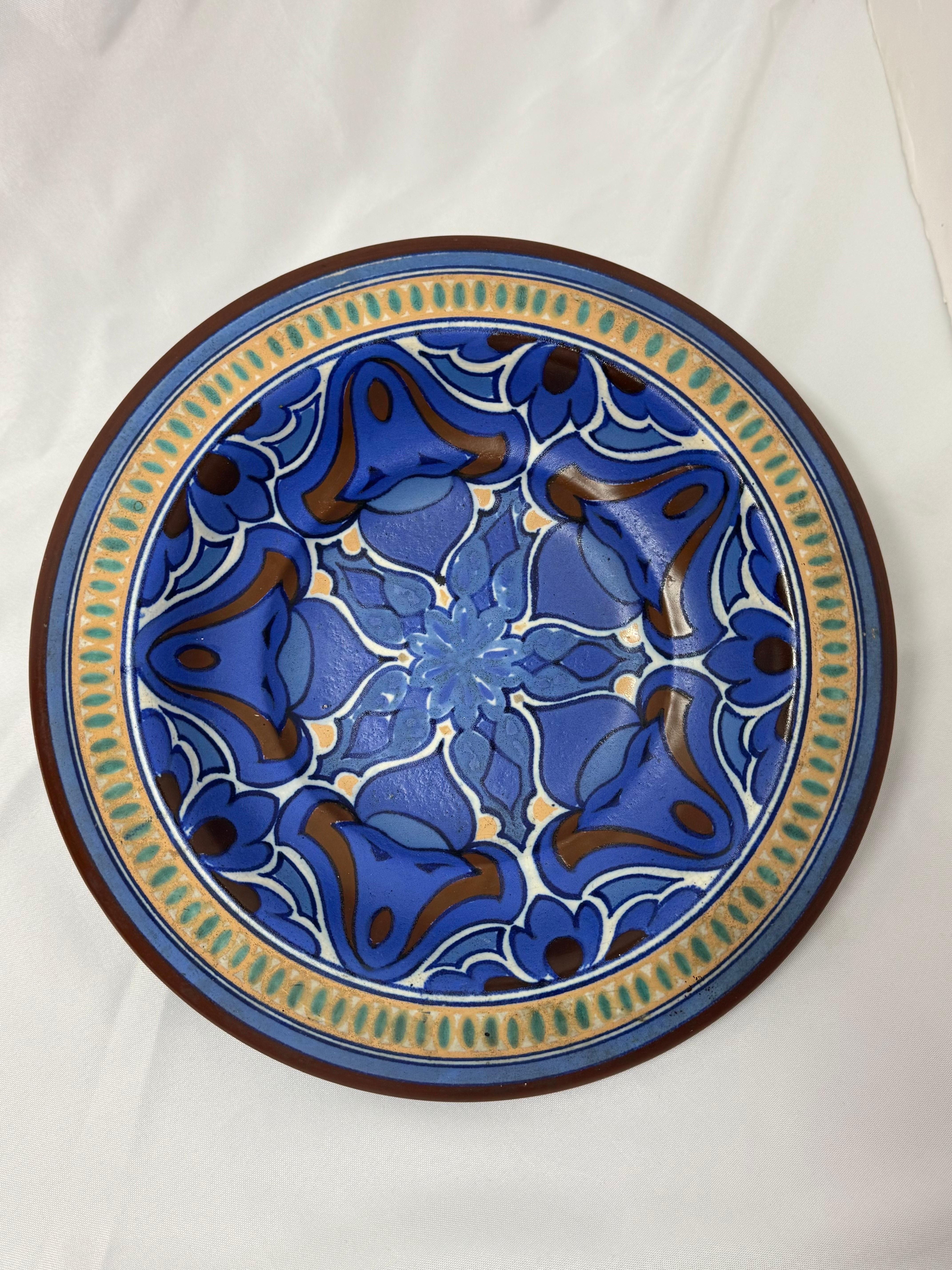 Große Keramik Gouda Charger in Holland gemacht, Gorgeous Purple getönten Stück mit erstaunlichen Details. Die Schale hat eine schöne Tiefe. Perfekt für eine große Obstschale. Bitte bestätigen Sie die Abmessungen vor dem Kauf.