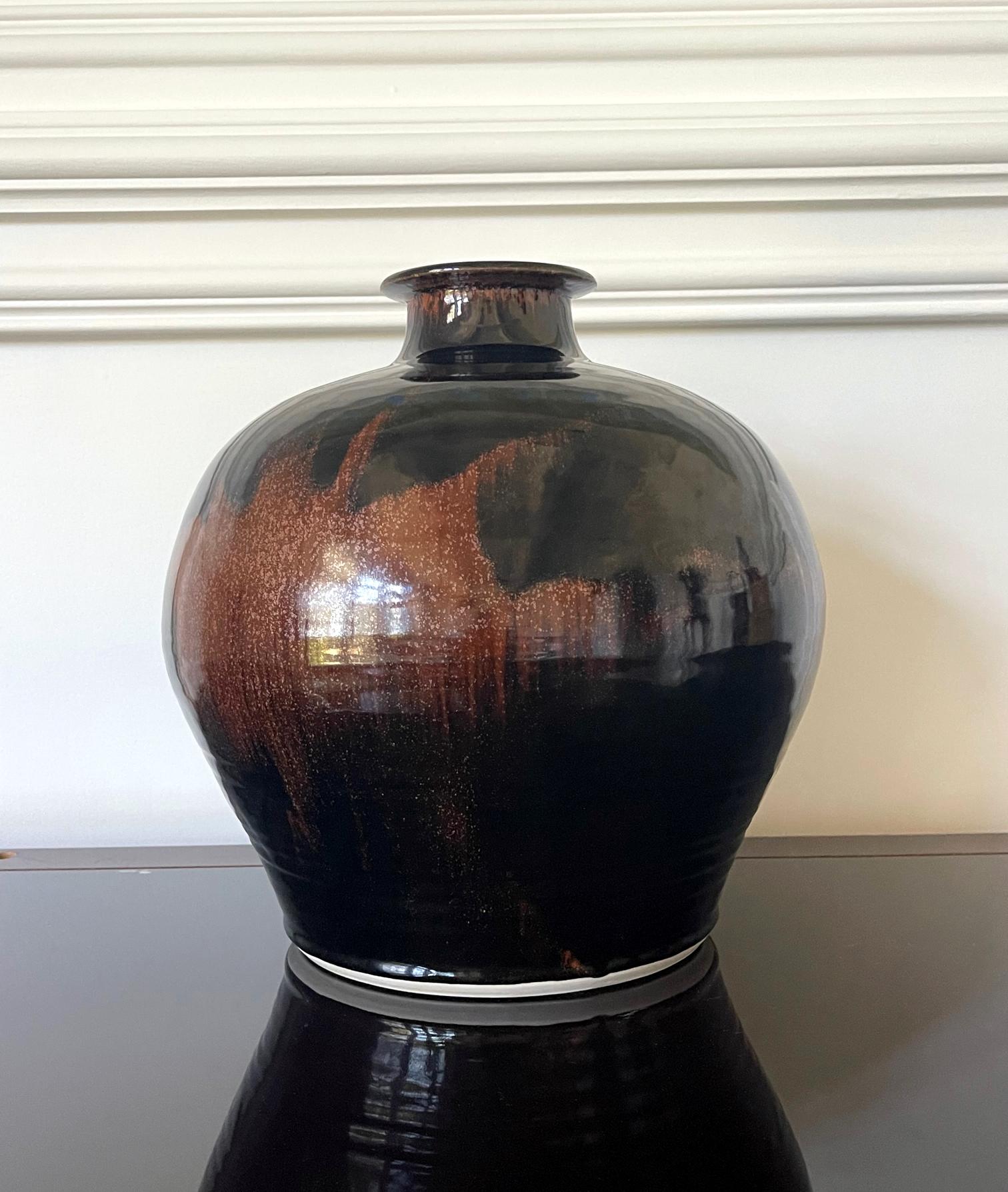 An early ceramic jar with a distinct Tenmoku glaze by Brother Thomas Bezanson (1929-2007) by Benedictine monk potter Brother Thomas Bezanson (1929-2007). The minimalistic robust form with a bulbous body and a short-necked mouth was unmistakably