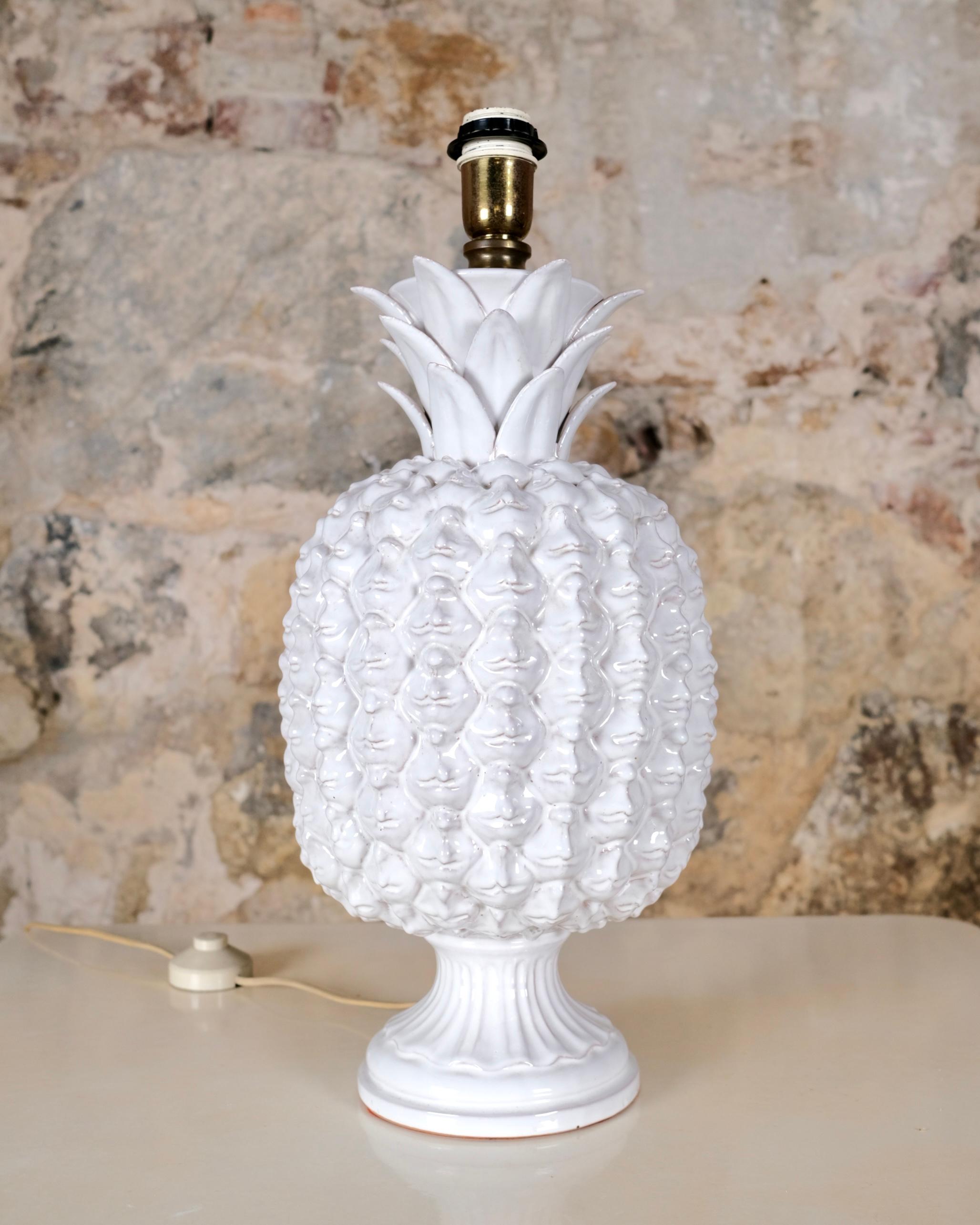Großer Keramiksockel in Form einer Ananas, hergestellt in Italien, 1980er Jahre. 
Glasierte Oberfläche mit raffinierten Details. 
Erstklassiger Zustand. 
Verkauft ohne Lampenschirm.

Abmessungen: H56cm, T22cm