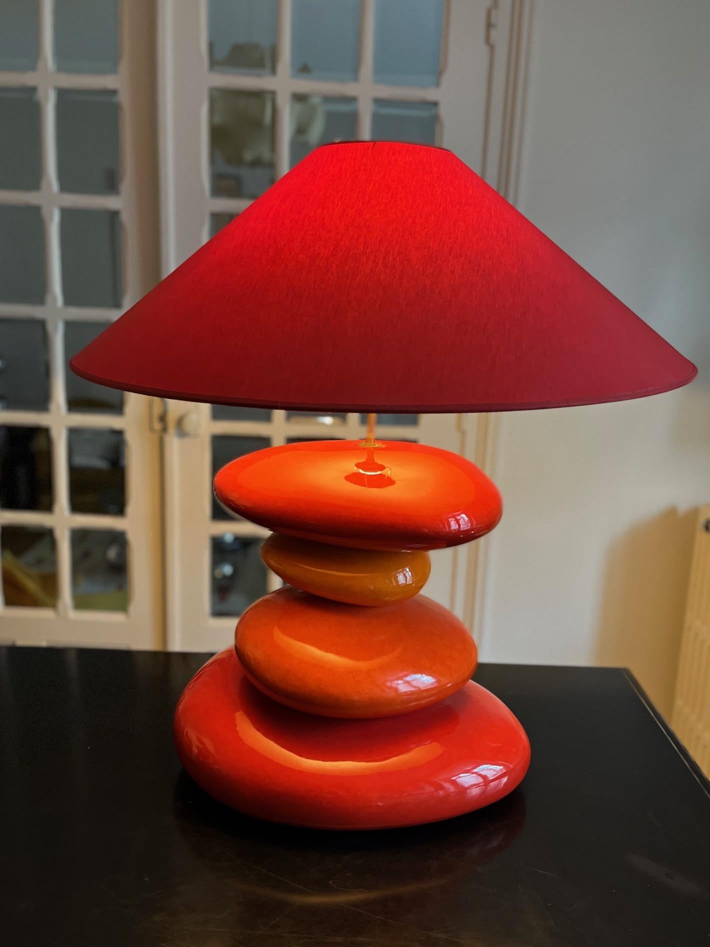 Schöne Lampe von Francois Chtain, entworfen von Francois Chtain, Originalschirm aus den 1970er Jahren
Modell Karek groß.
 