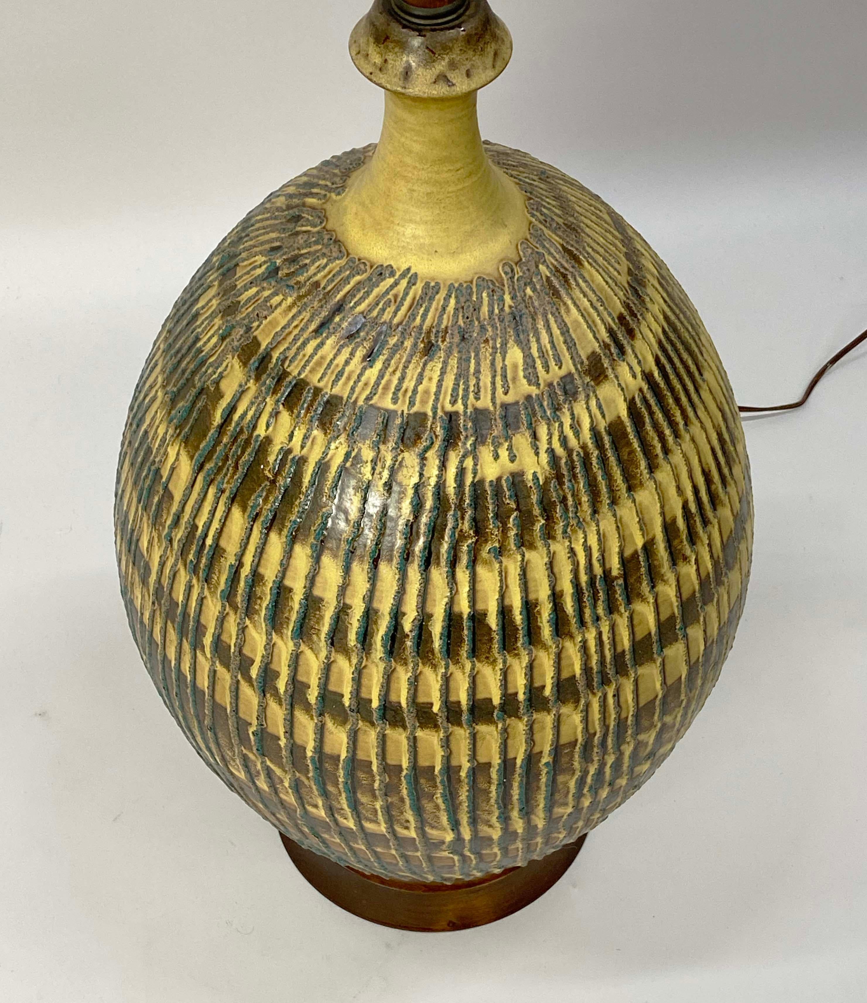 Lámpara grande de cerámica al estilo de Bob Kinzie para Affiliated Craftsmen en Bueno estado para la venta en Minneapolis, MN