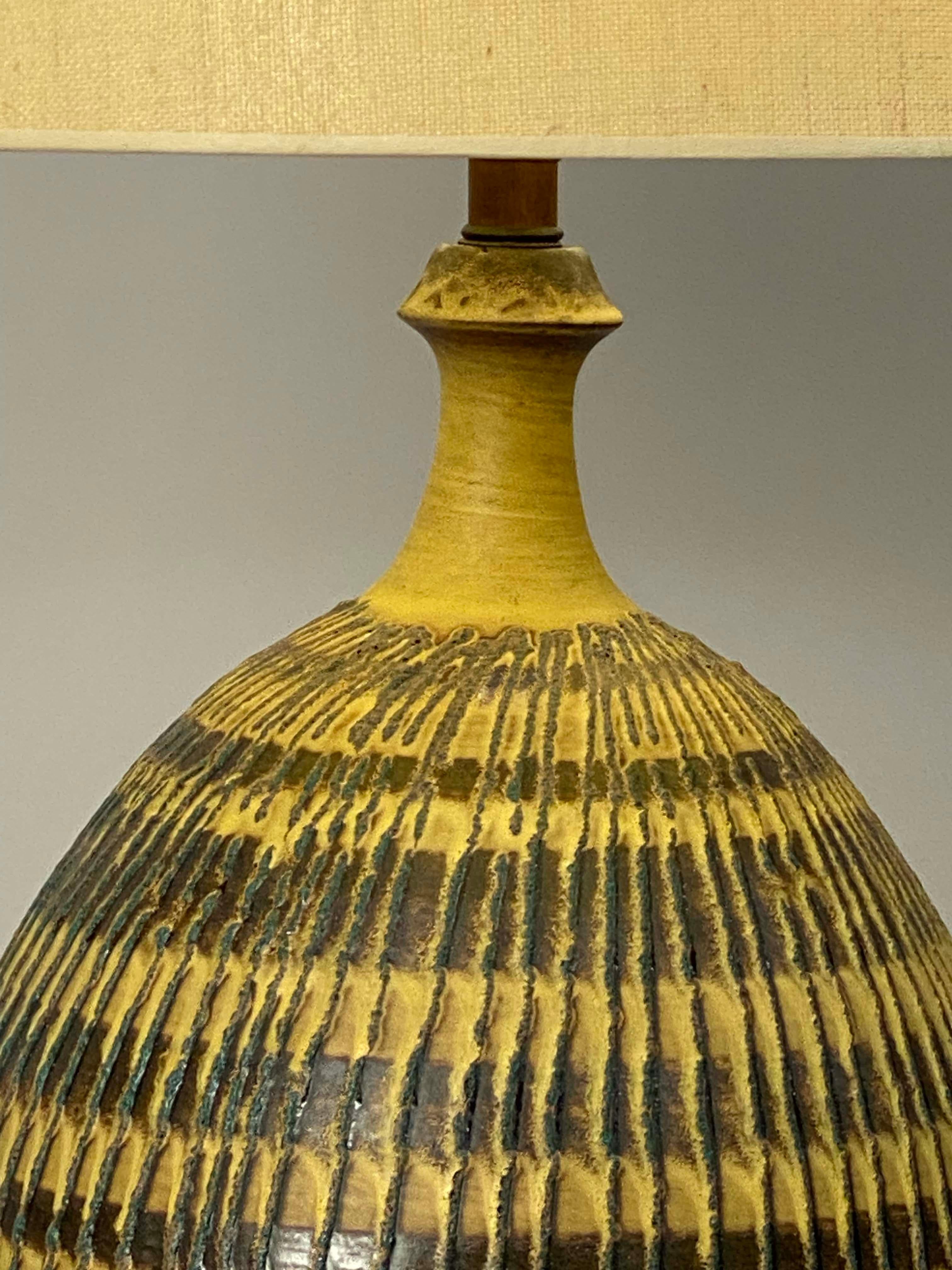 Lámpara grande de cerámica al estilo de Bob Kinzie para Affiliated Craftsmen finales del siglo XX en venta