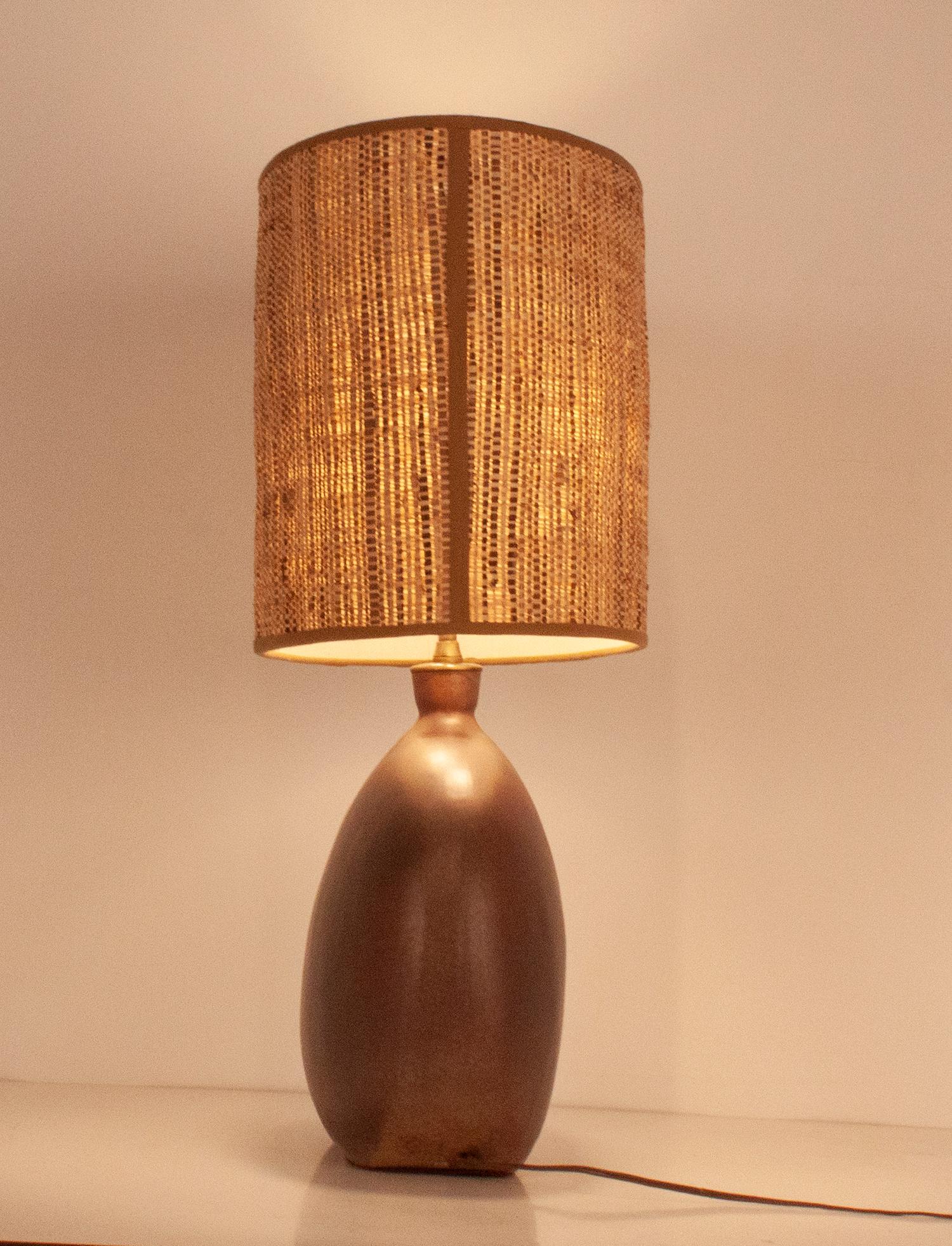 Large ceramic lamp made by Jordi Aiguadé. Around 1970.
In brown color and with a very organic shape. The size is spectacular.
It is in great condition.
Lampshade, the structure is the original and the textile has been changed, which is a