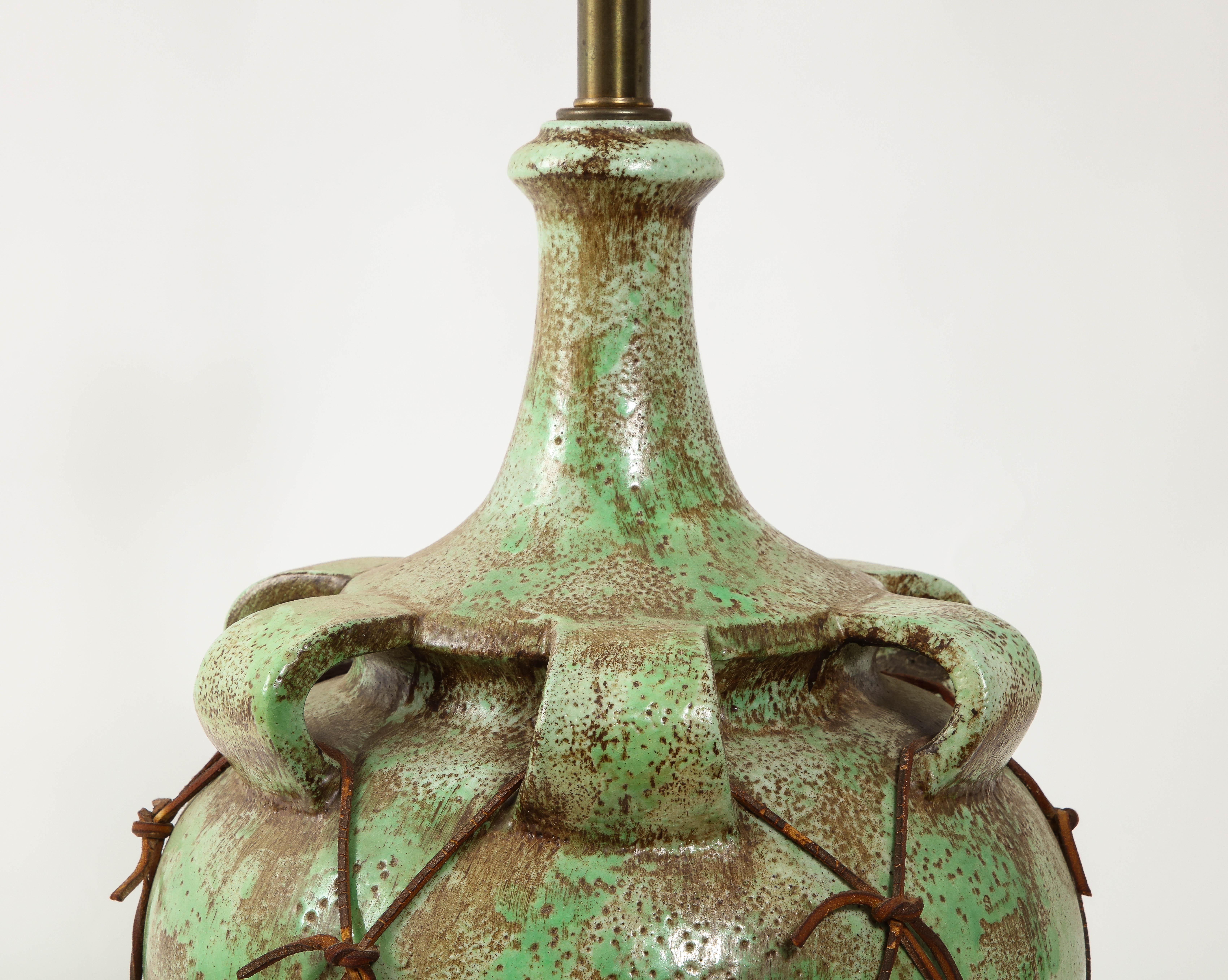 Große grüne Keramiklampe mit Lederdetails, USA 1950er Jahre im Angebot 5