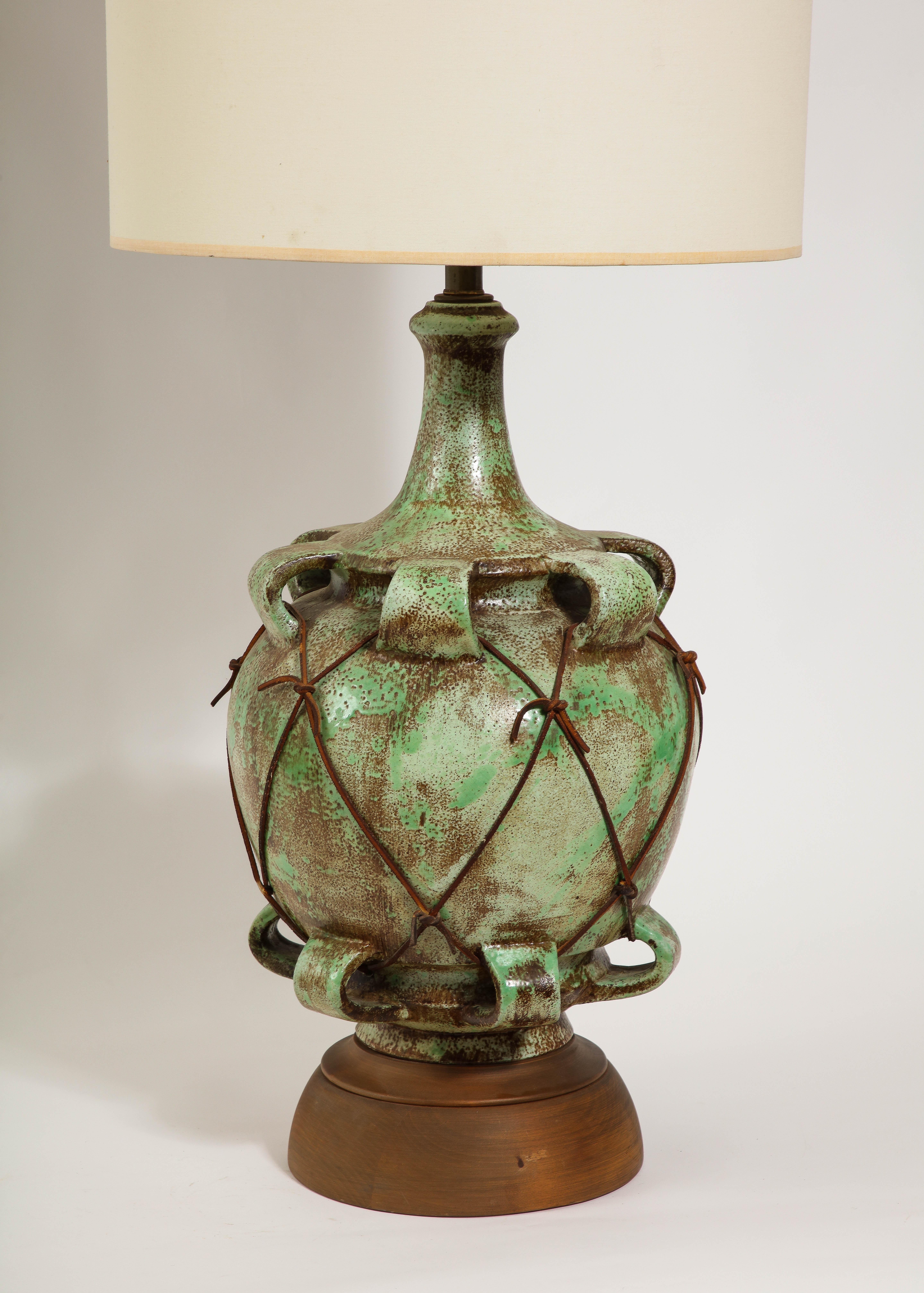 Große Keramiklampe auf Nussbaumsockel, verziert mit Keramikloops, die durch eine Lederschnur miteinander verbunden sind.

Nur 30x12 Basis