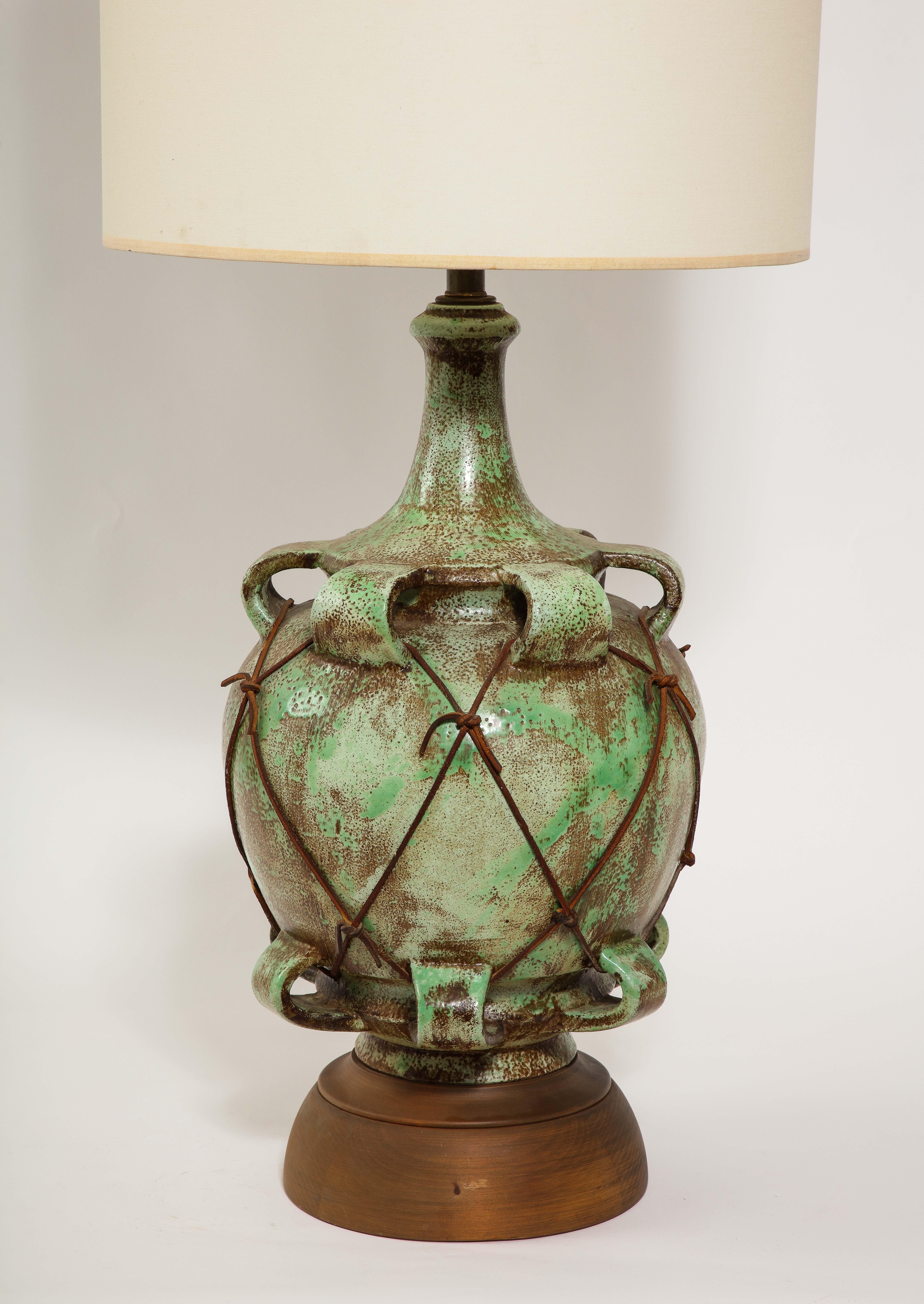 Große grüne Keramiklampe mit Lederdetails, USA 1950er Jahre (Moderne der Mitte des Jahrhunderts) im Angebot