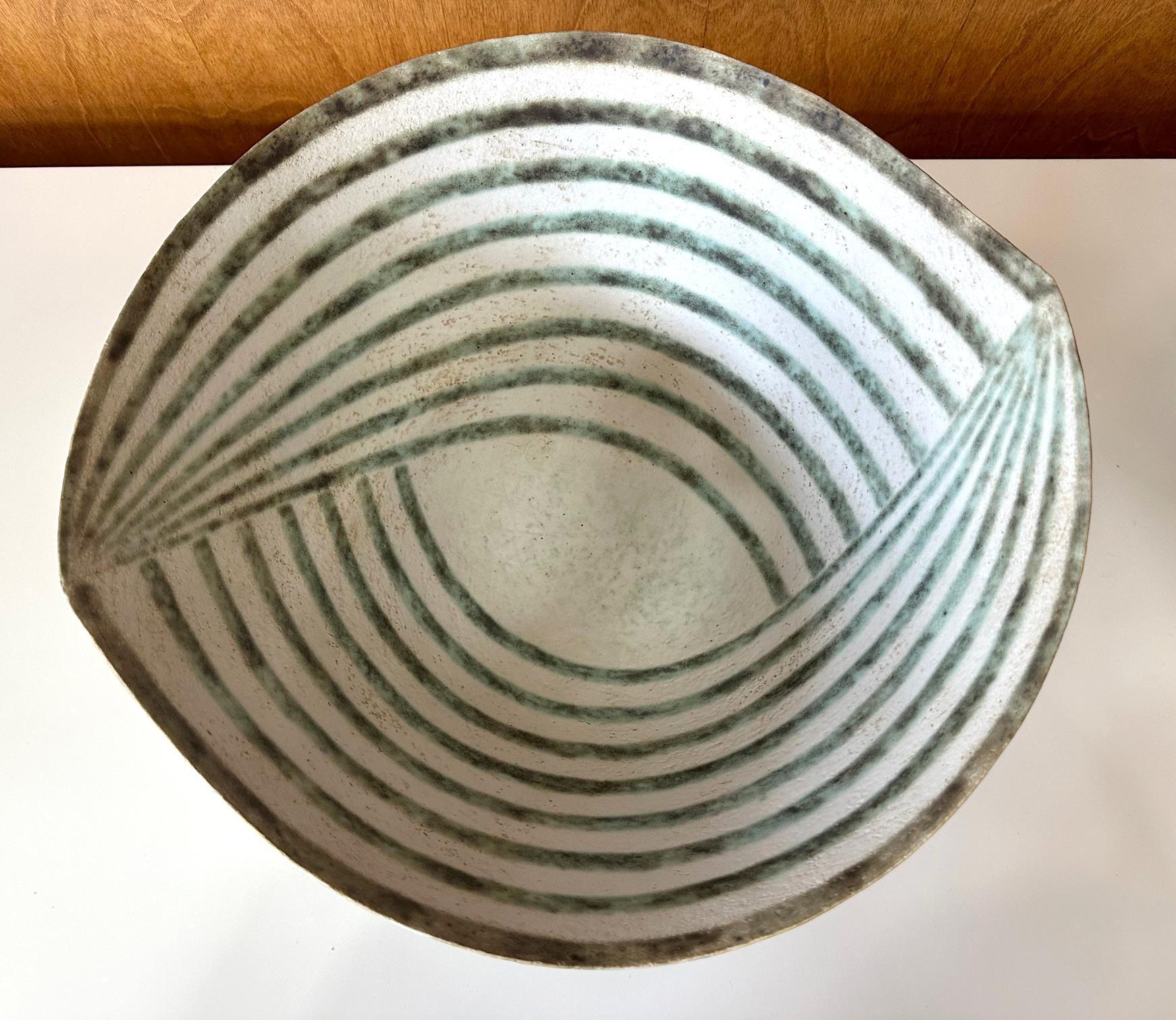 Grande ciotola a forma di foglia in ceramica con smalto a bande di John Wards in vendita 2