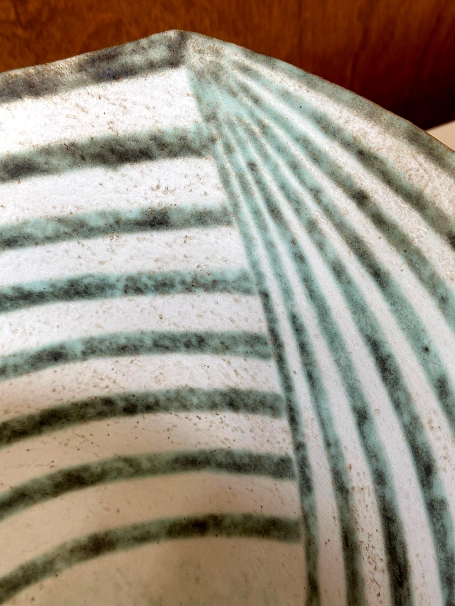 Grande ciotola a forma di foglia in ceramica con smalto a bande di John Wards in vendita 9