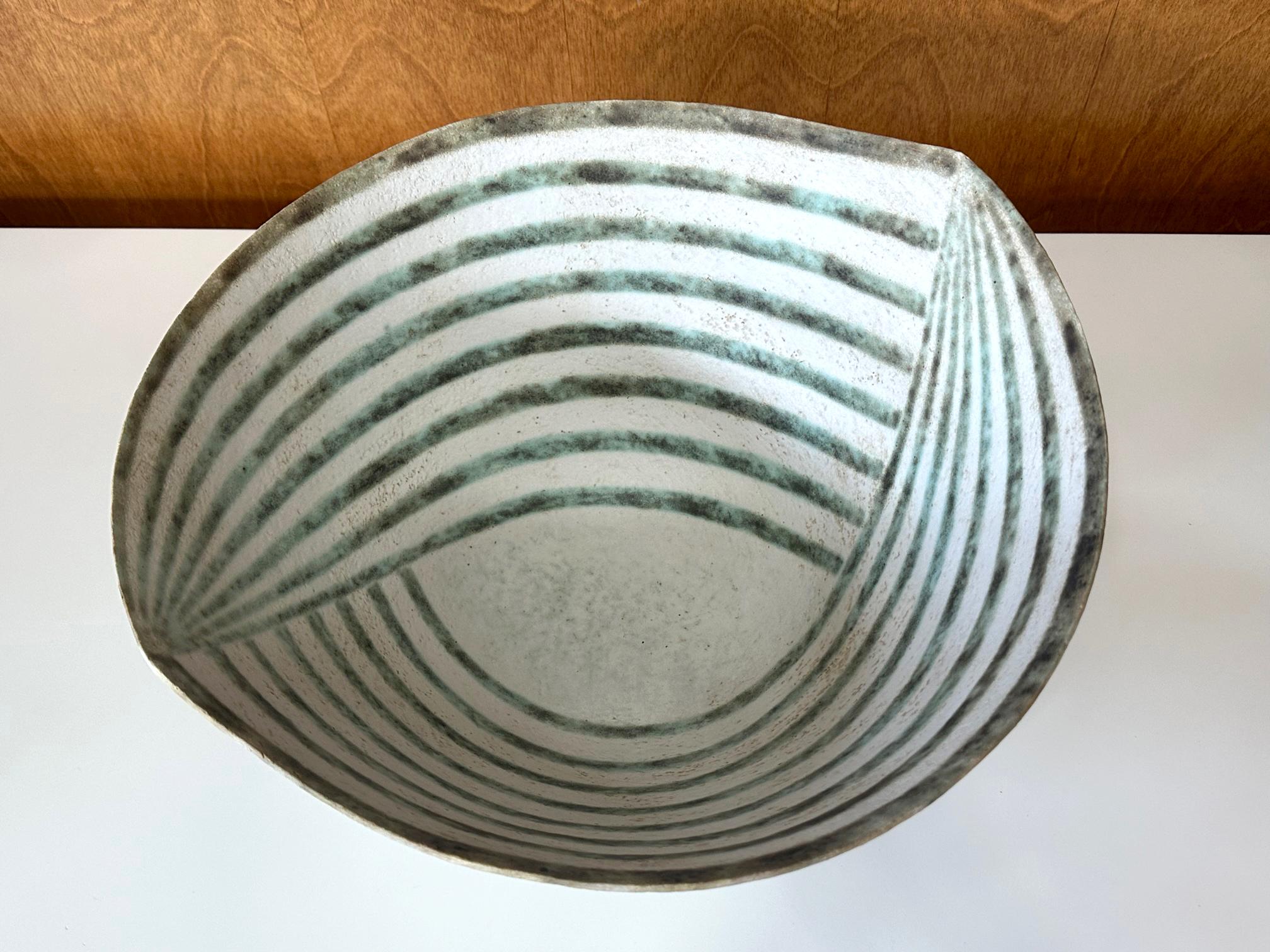 Große Schale mit blattförmiger Keramikglasur und gebänderter Glasur von John Ward  (Moderne) im Angebot