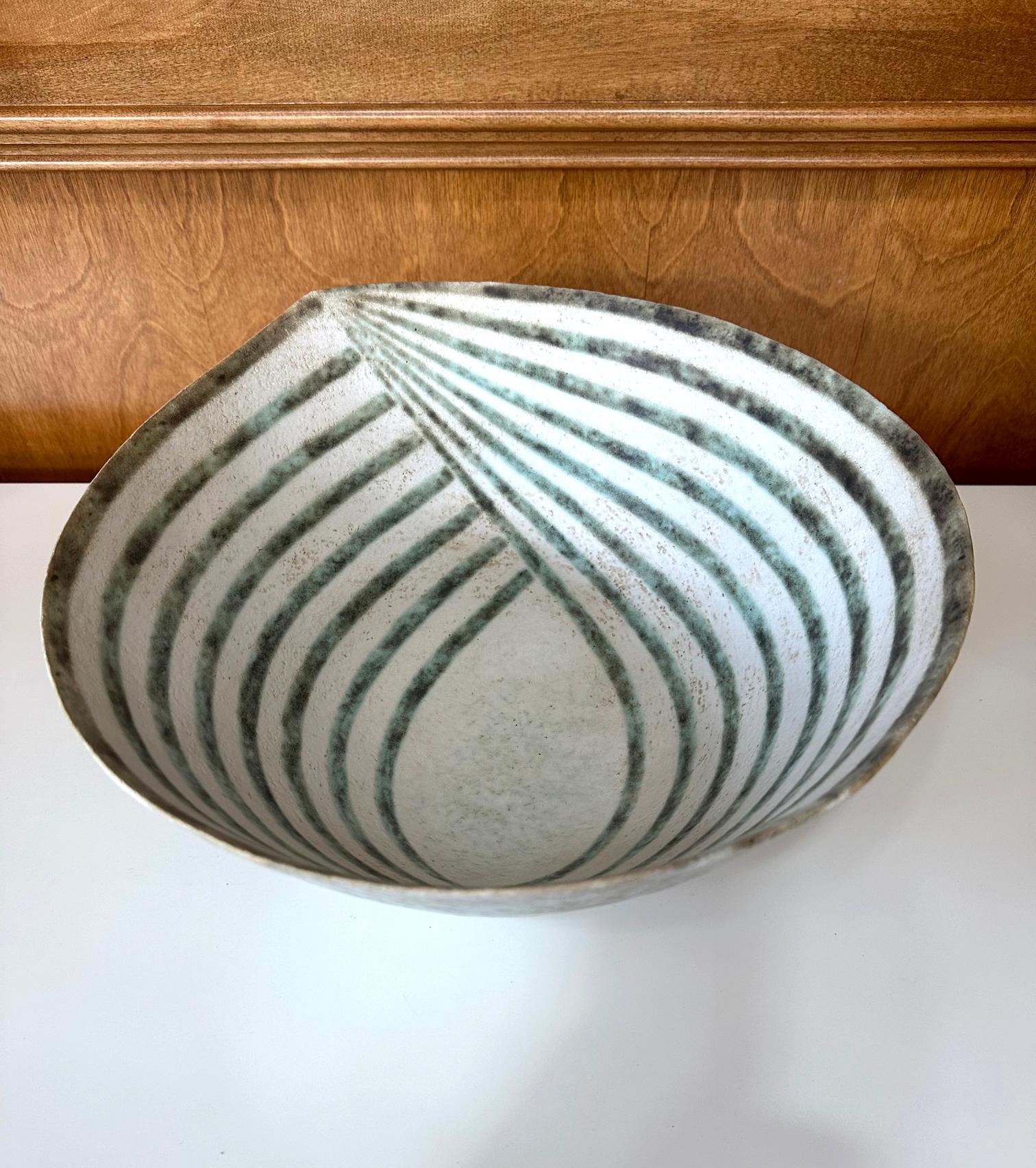 Smaltato Grande ciotola a forma di foglia in ceramica con smalto a bande di John Wards in vendita