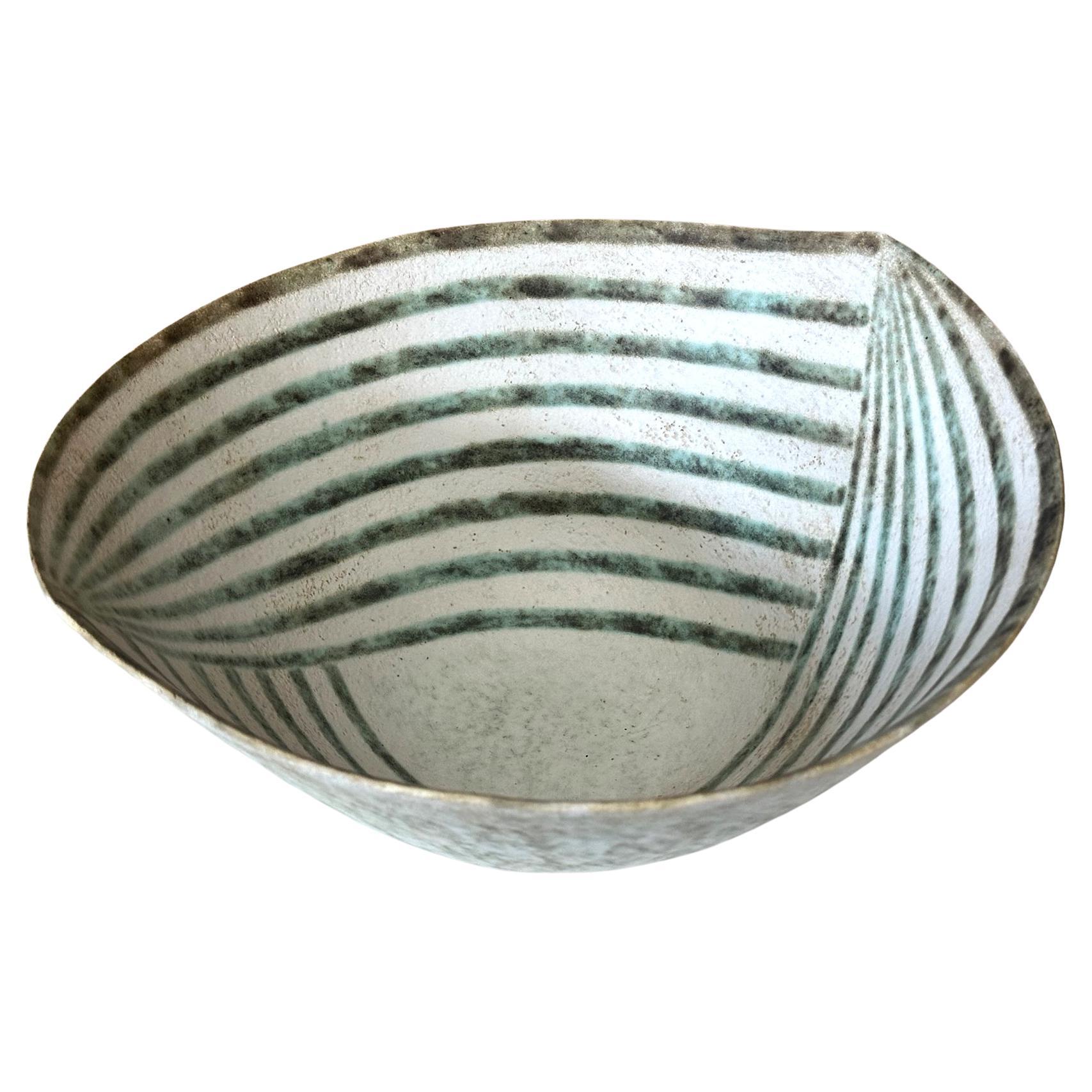 Grand bol à feuilles en céramique avec glaçure à bandes de John Ward  en vente