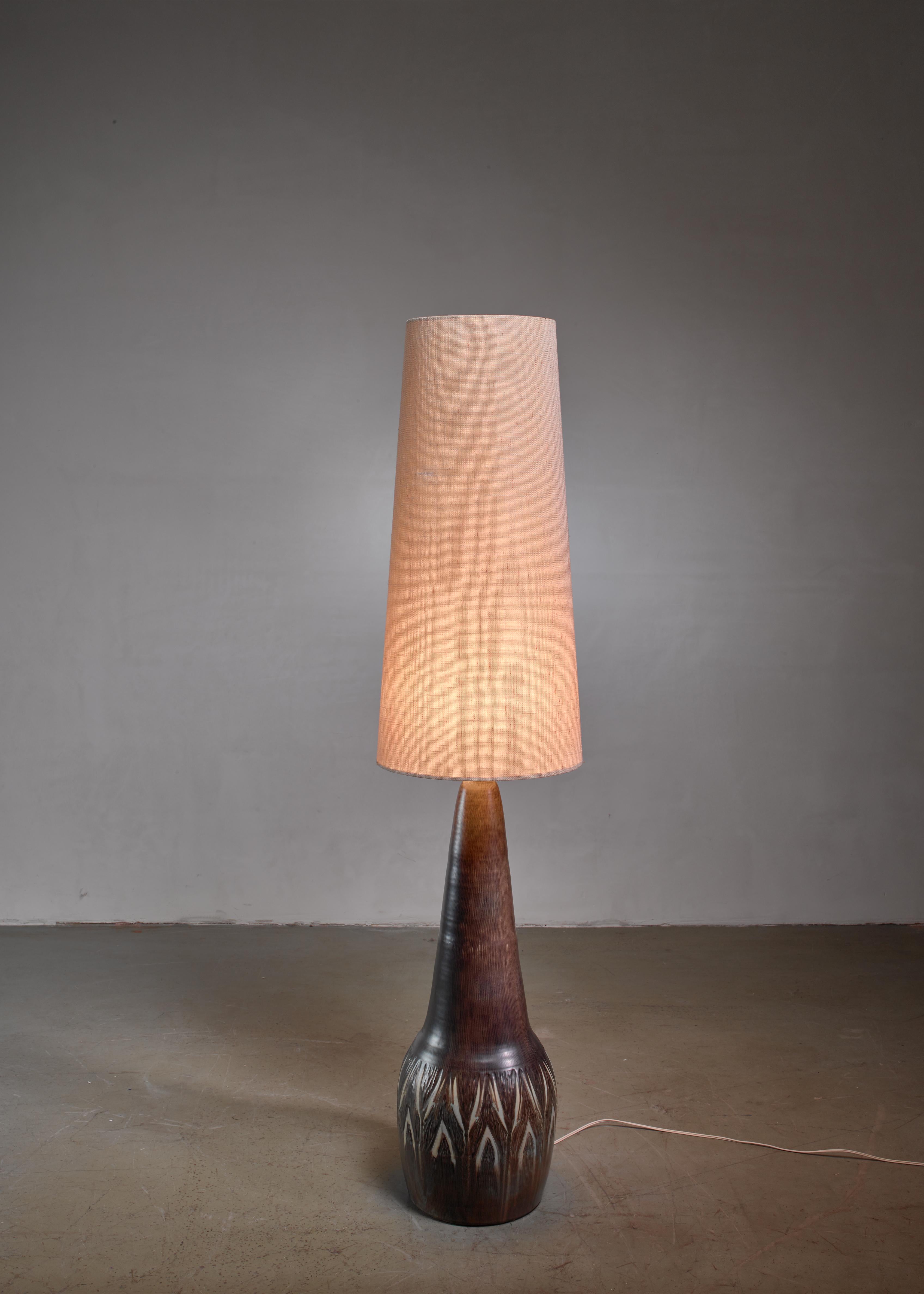 A large brown ceramic Løvemose floor lamp from Denmark. Marked by Løvemose and in an excellent condition.

The measurements stated are of the lamp without a shade. The shade is newly made, other dimensions are available upon request.