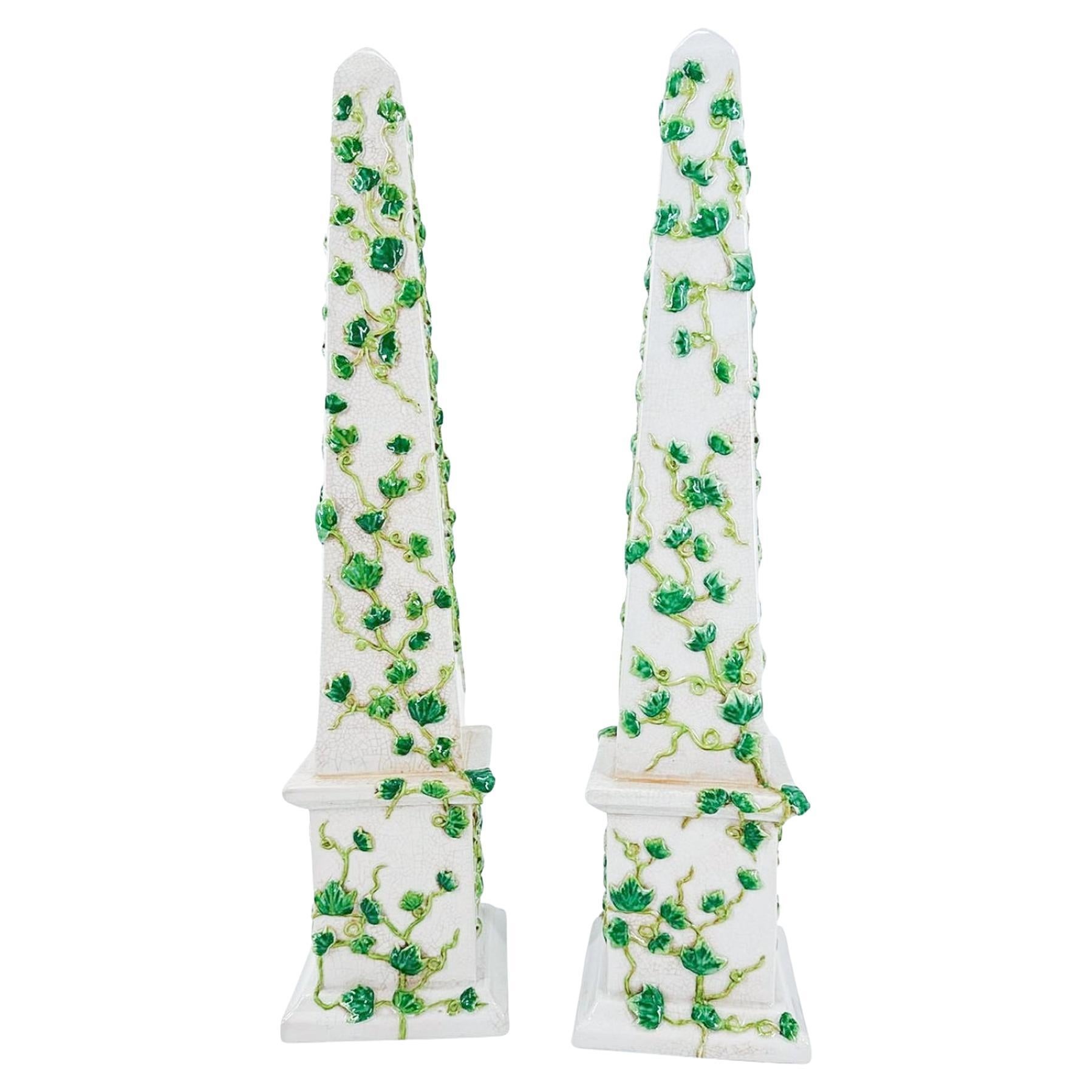 Paire de grands obélisques en céramique avec décor de vigne appliqué en vente