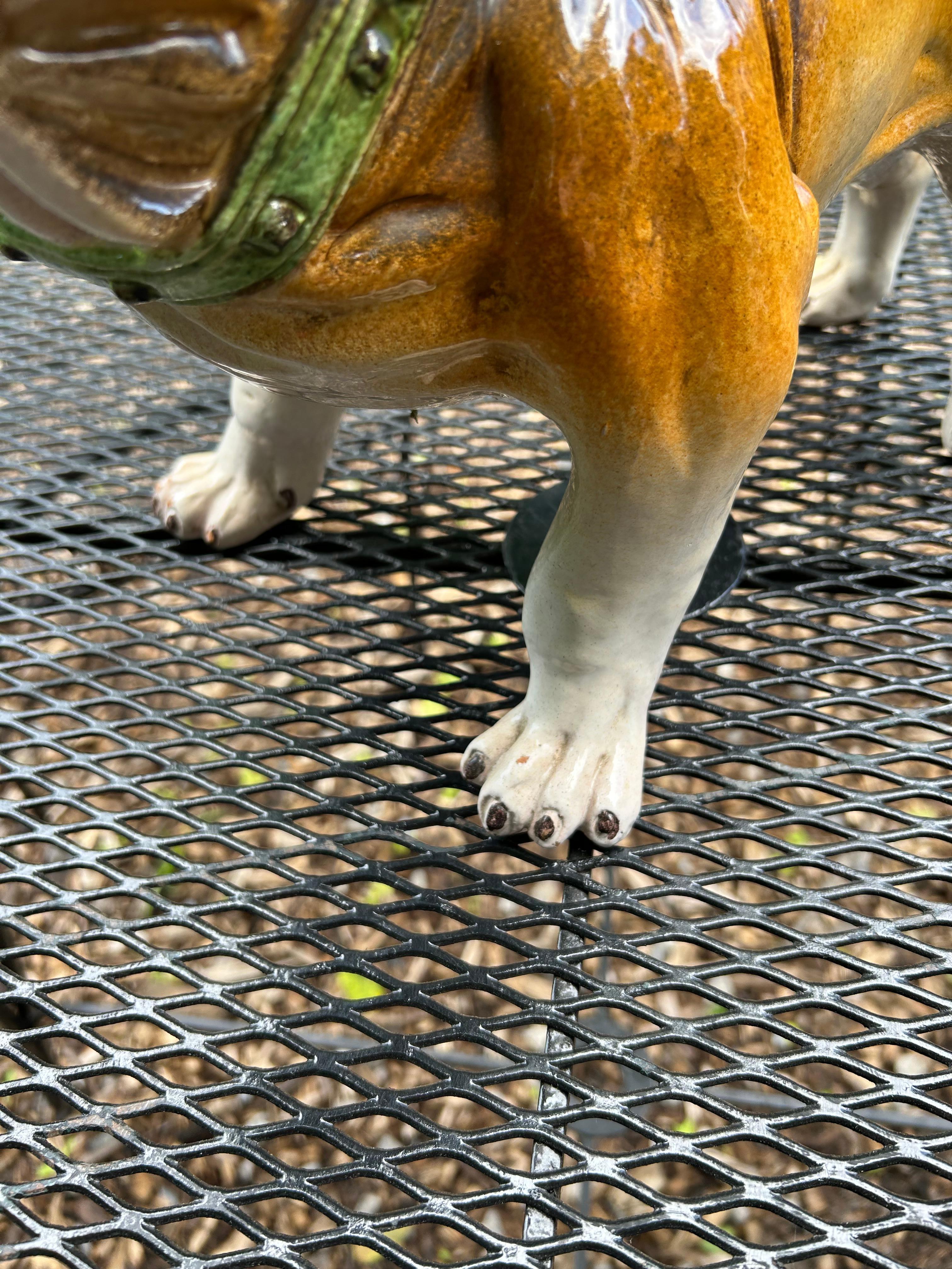 Grande sculpture de bouledogue peinte en céramique en vente 4