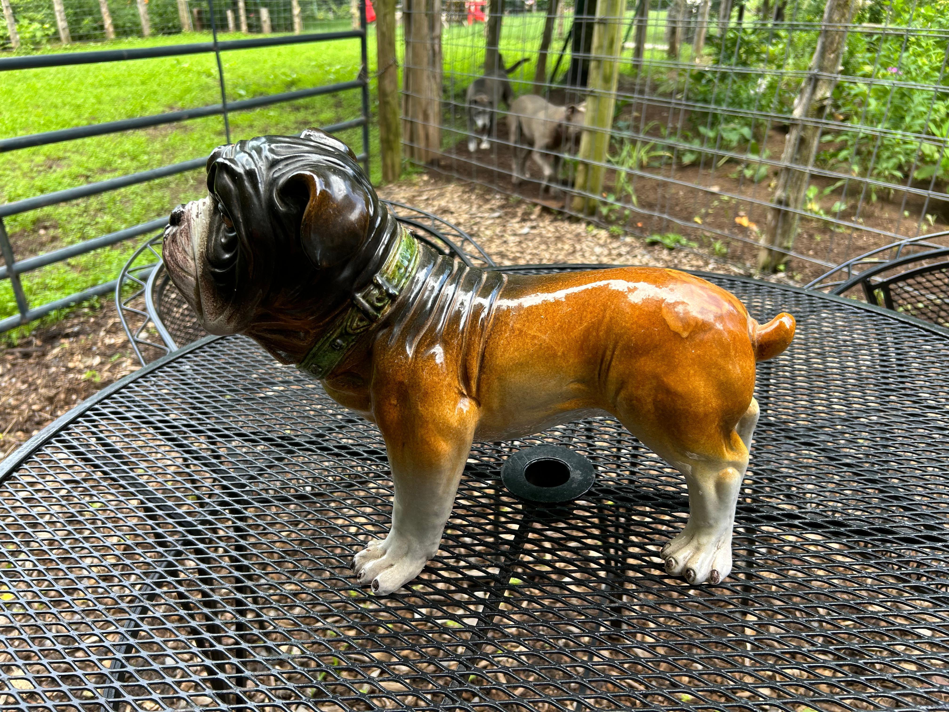 Américain Grande sculpture de bouledogue peinte en céramique en vente