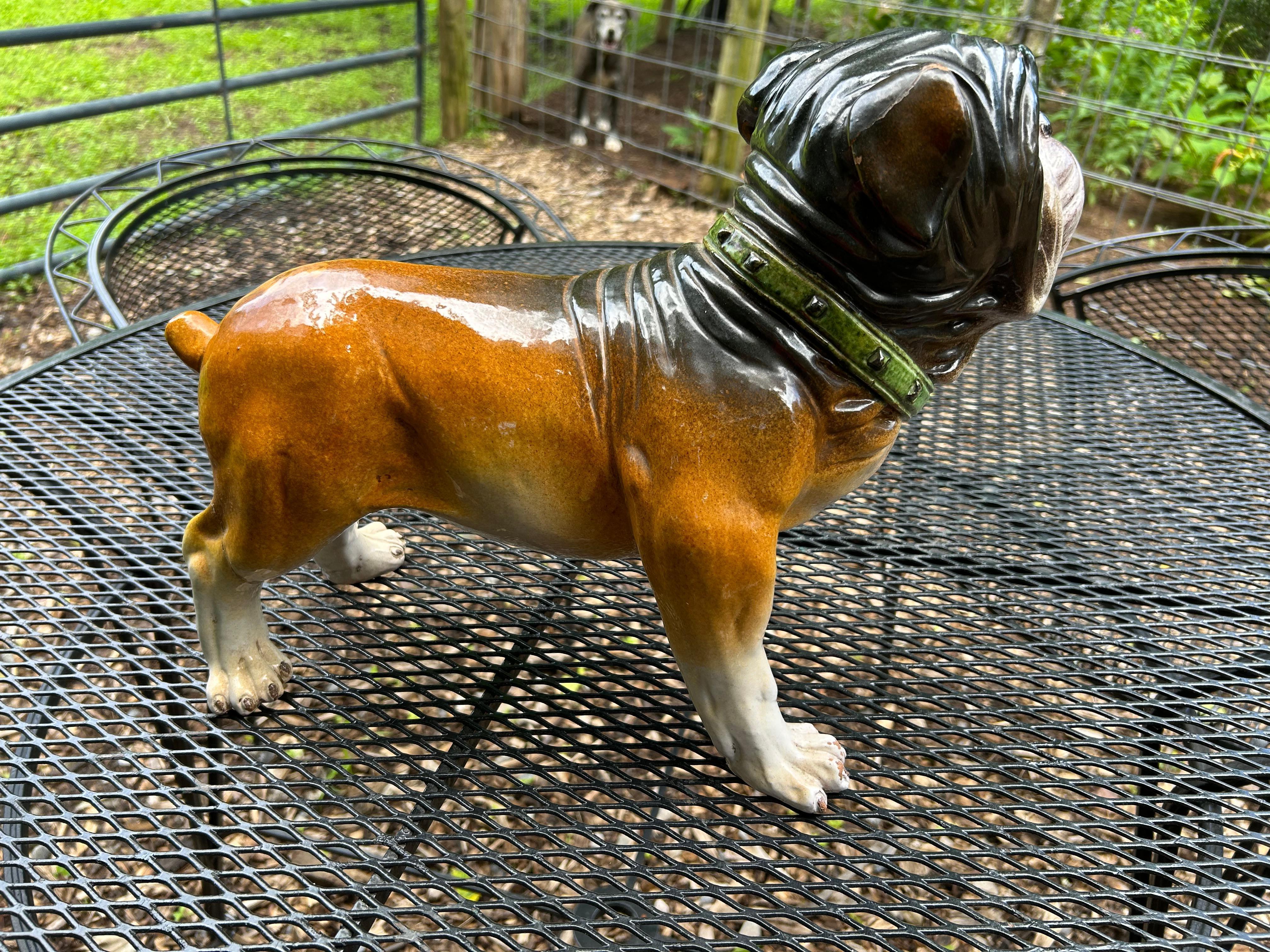 Grande sculpture de bouledogue peinte en céramique État moyen - En vente à Hopewell, NJ