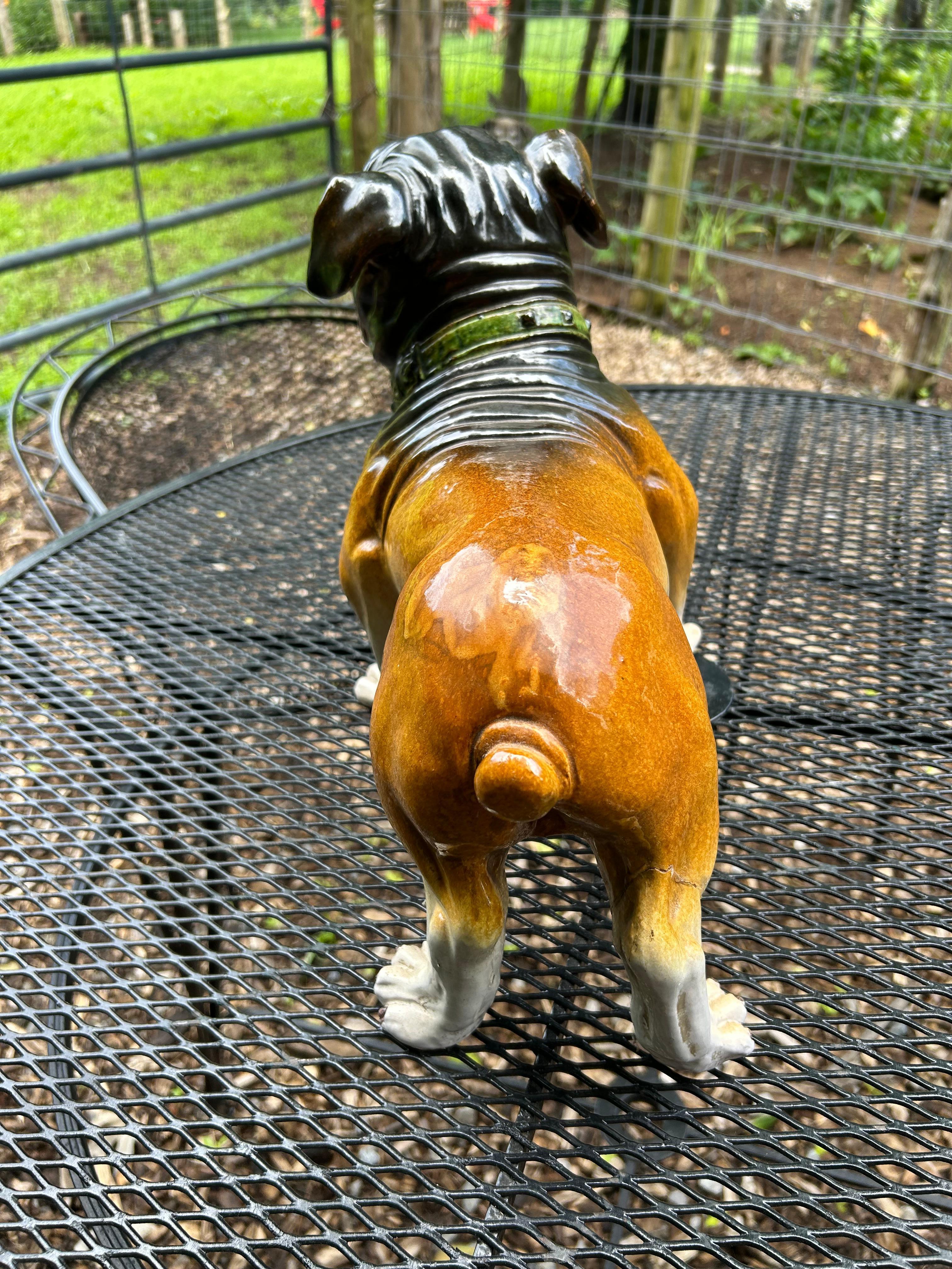 Céramique Grande sculpture de bouledogue peinte en céramique en vente