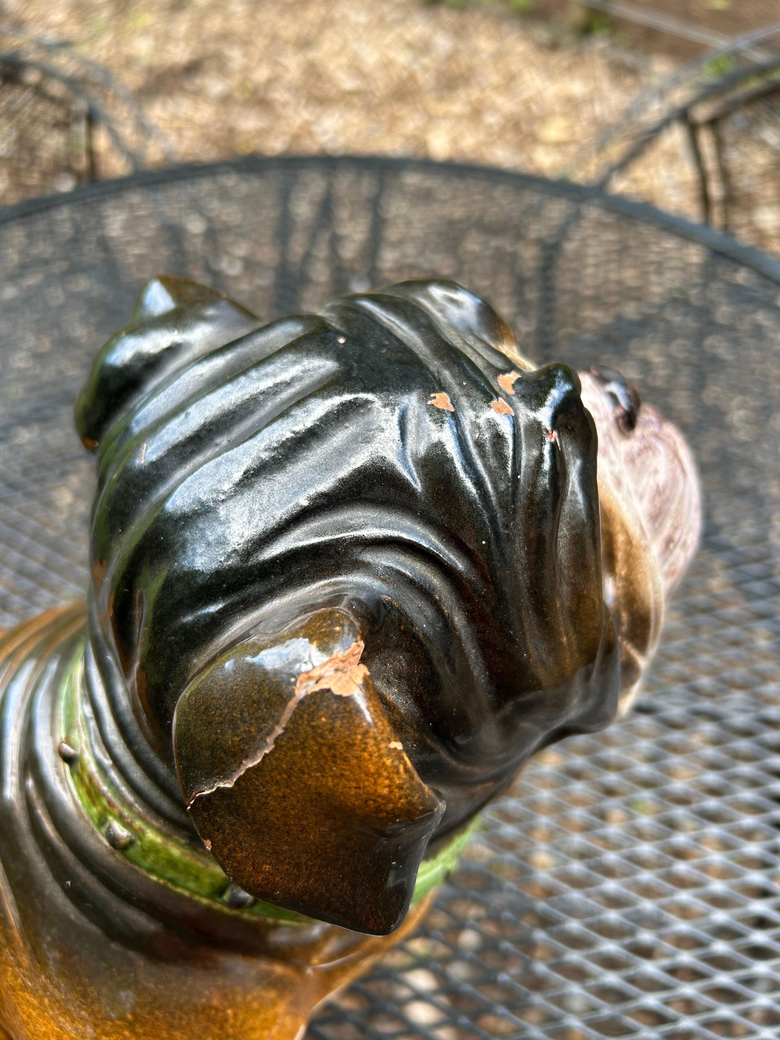 Grande sculpture de bouledogue peinte en céramique en vente 1