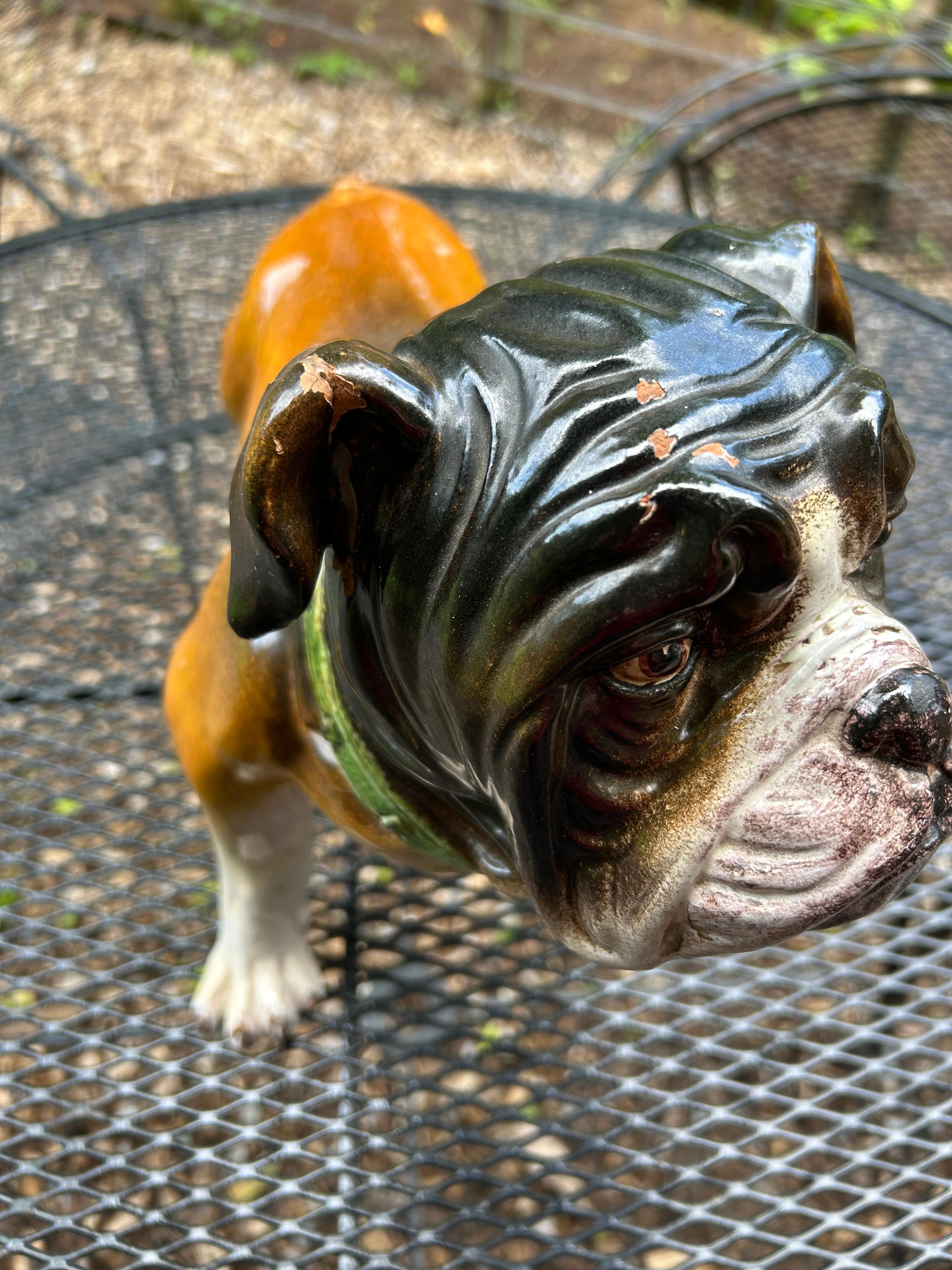 Grande sculpture de bouledogue peinte en céramique en vente 2