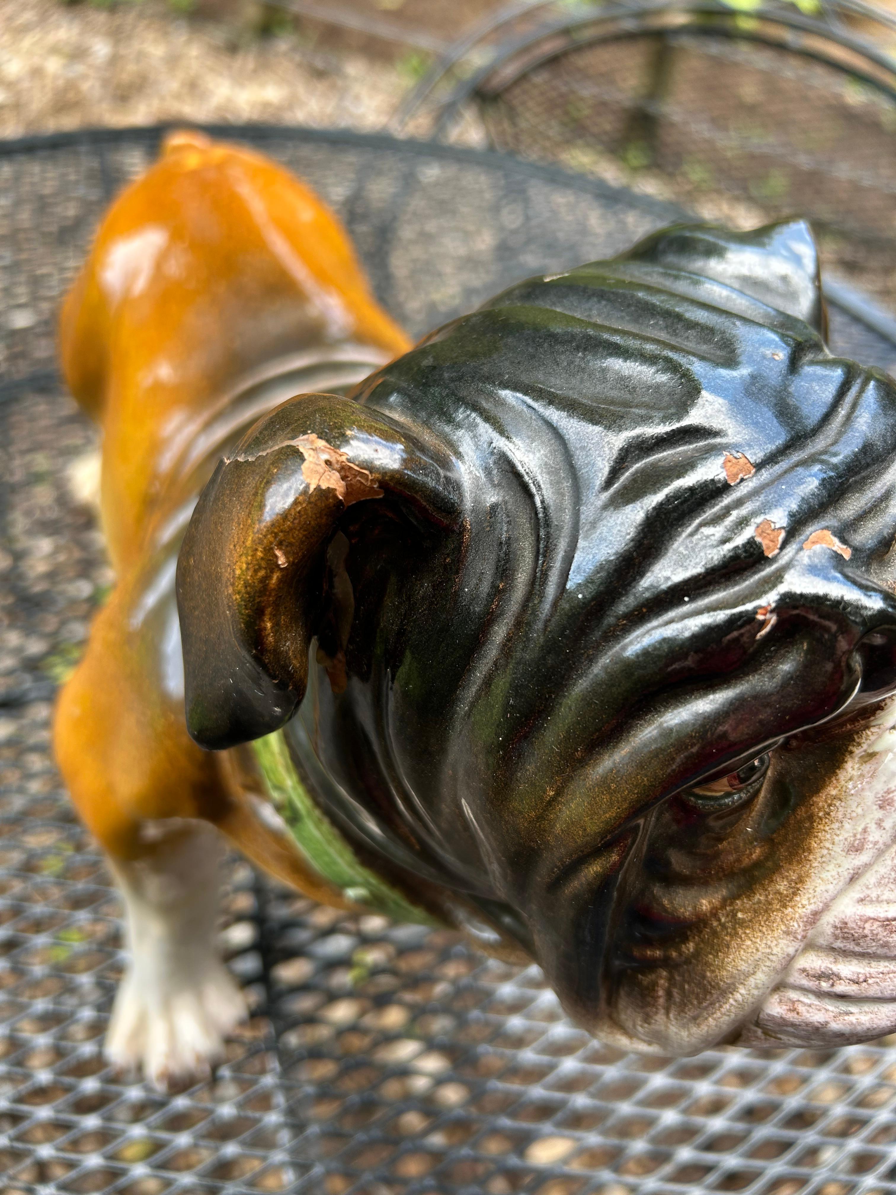 Grande sculpture de bouledogue peinte en céramique en vente 3