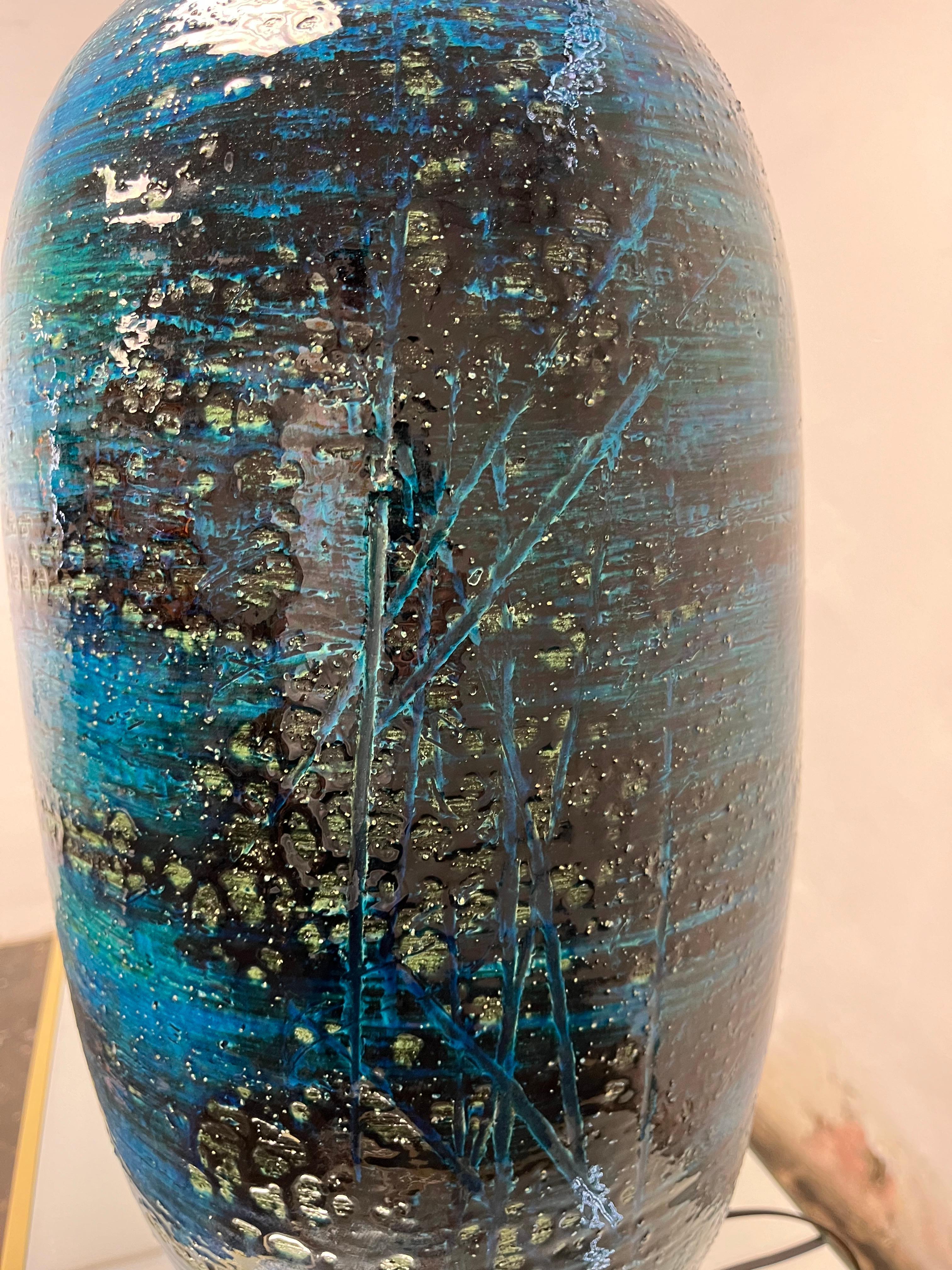 Famed et grande paire de lampes italiennes du célèbre céramiste Aldo Londi. Magnifique émail bleu foncé de Rimini dans le style Sgraffito. 
En bordure de route vers NYC/Philly $300