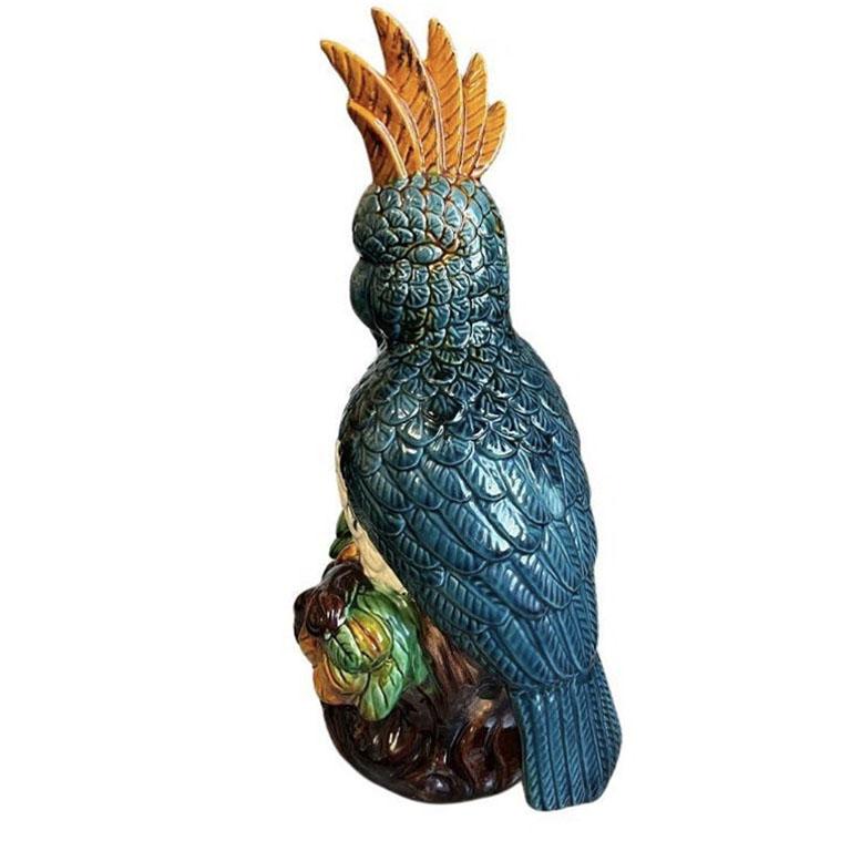 Grande sculpture d'oiseau perroquet en majolique polychrome bleue et orange  en vente 1