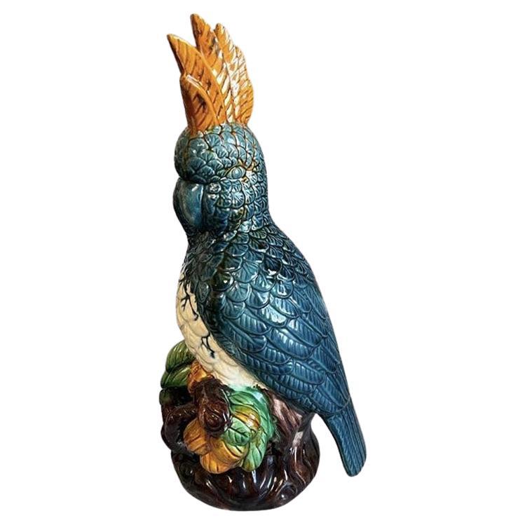 Grande sculpture d'oiseau perroquet en majolique polychrome bleue et orange  en vente
