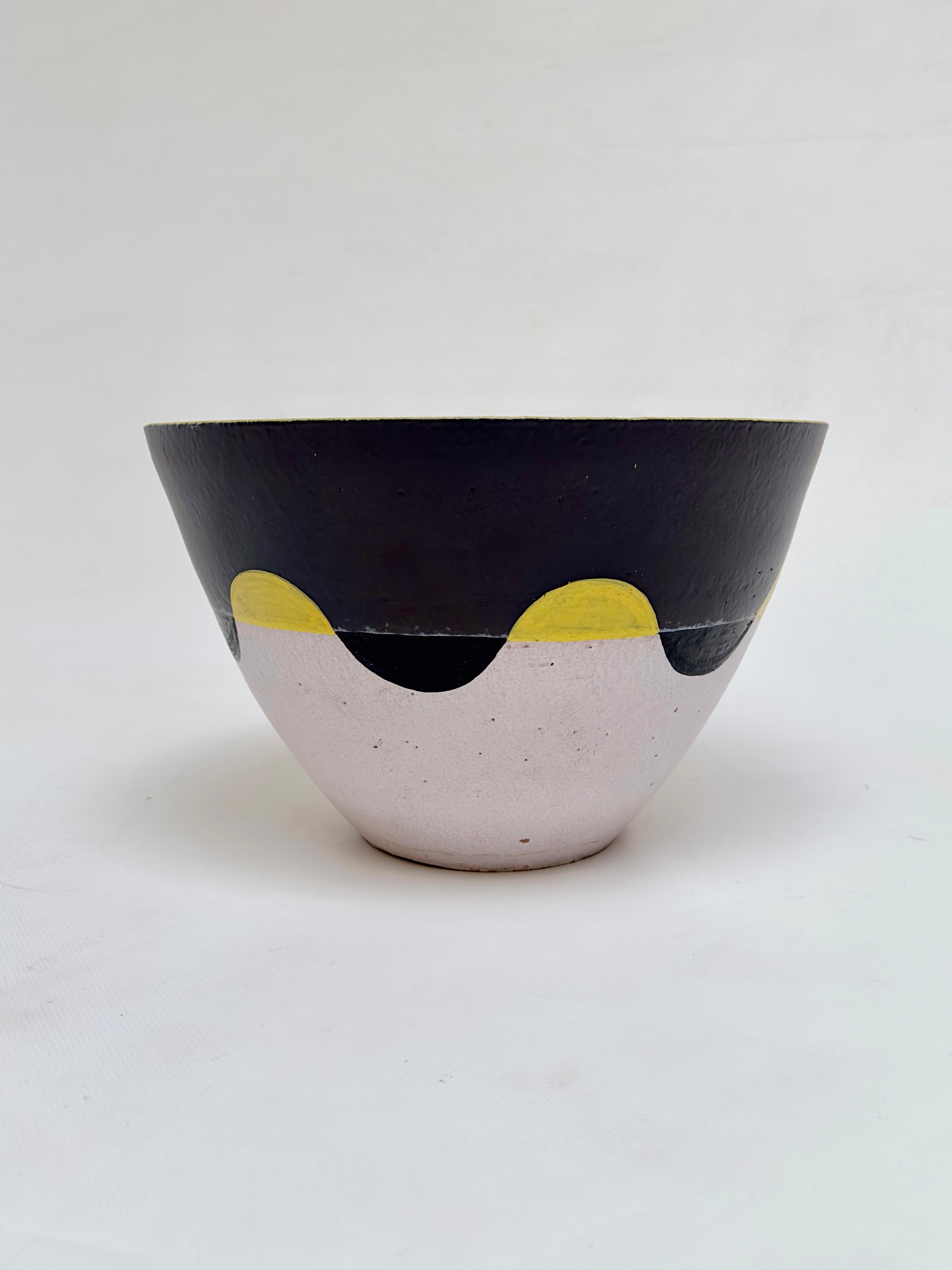 Exceptional decorative piece with generous dimensions.

Satin black and white glazes with a vibrant yellow interior characterise the universe of this Artist with sobriety and simplicity.

The piece wears the Artist stamp on beneath 