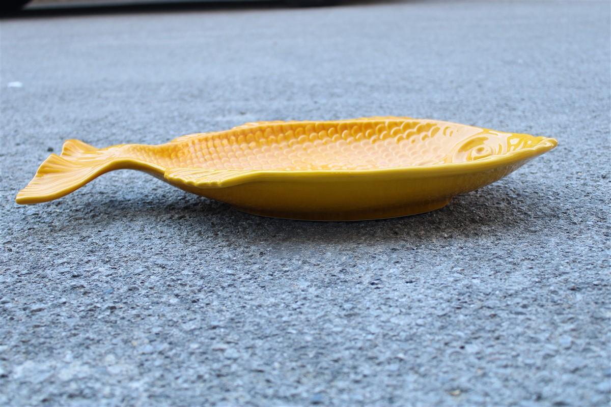 Mid-Century Modern Grande assiette en céramique en forme de poisson jaune, Italie, 1970 en vente